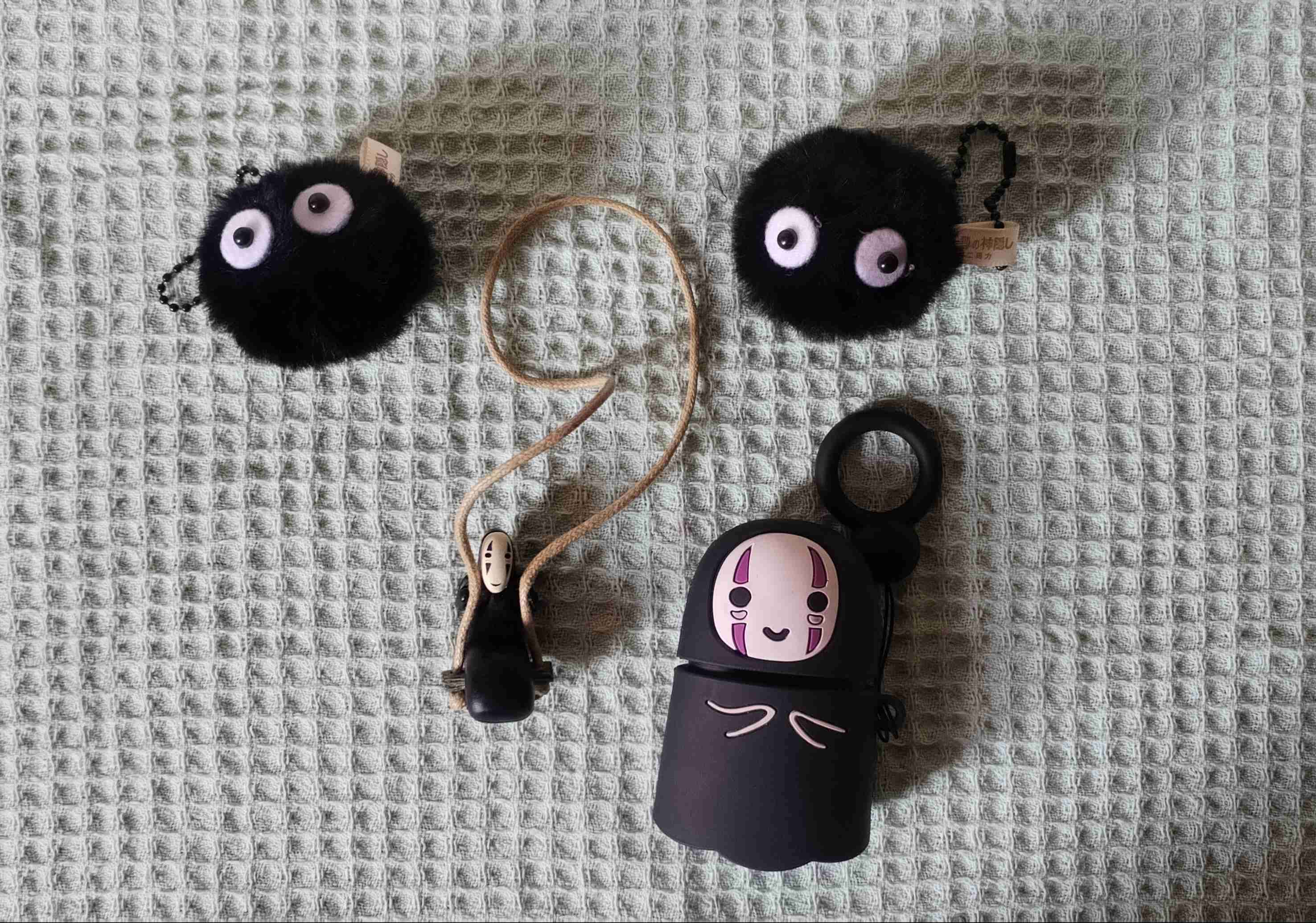 Set de llaveros No-Face y Pelusas Negras - miniatura 1