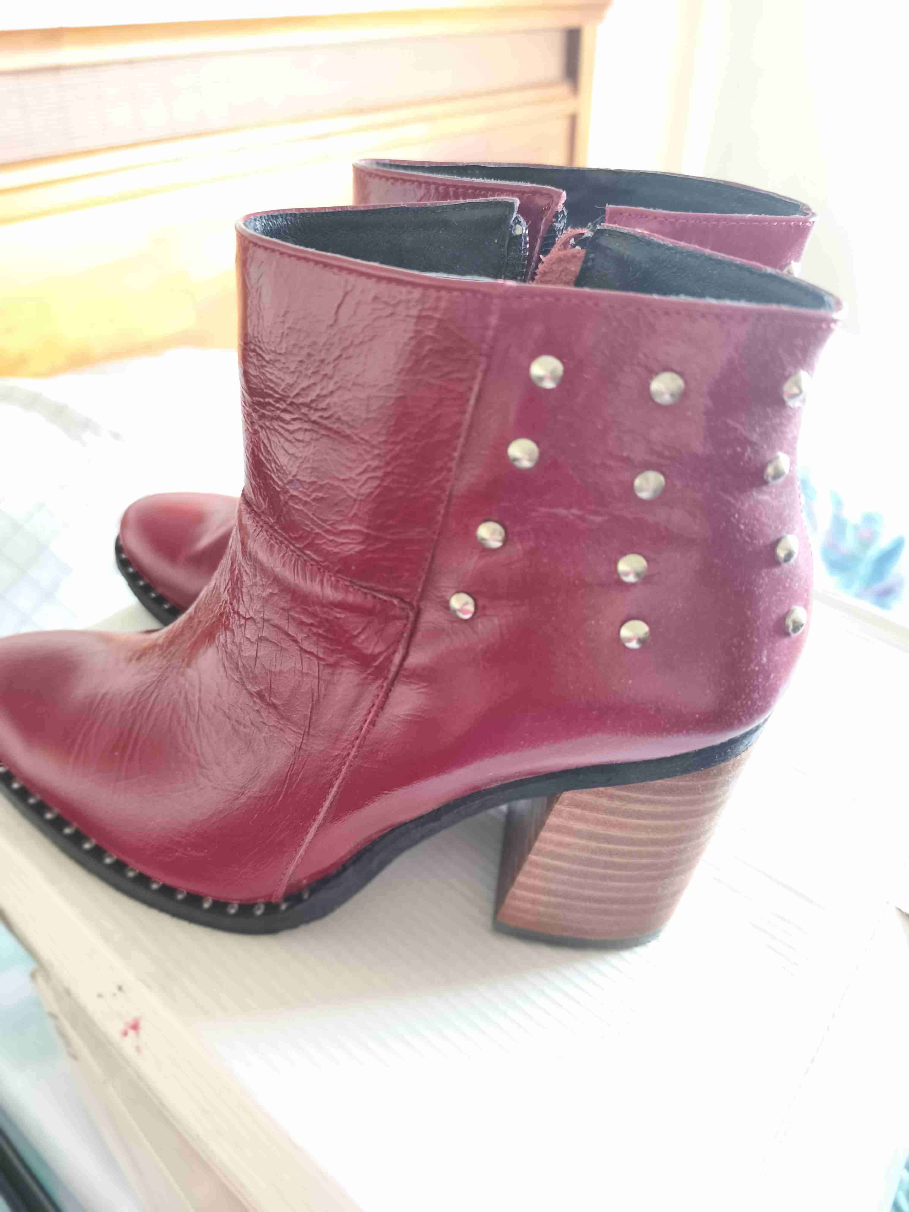 Botines rojos de cuero y tachas - miniatura 1