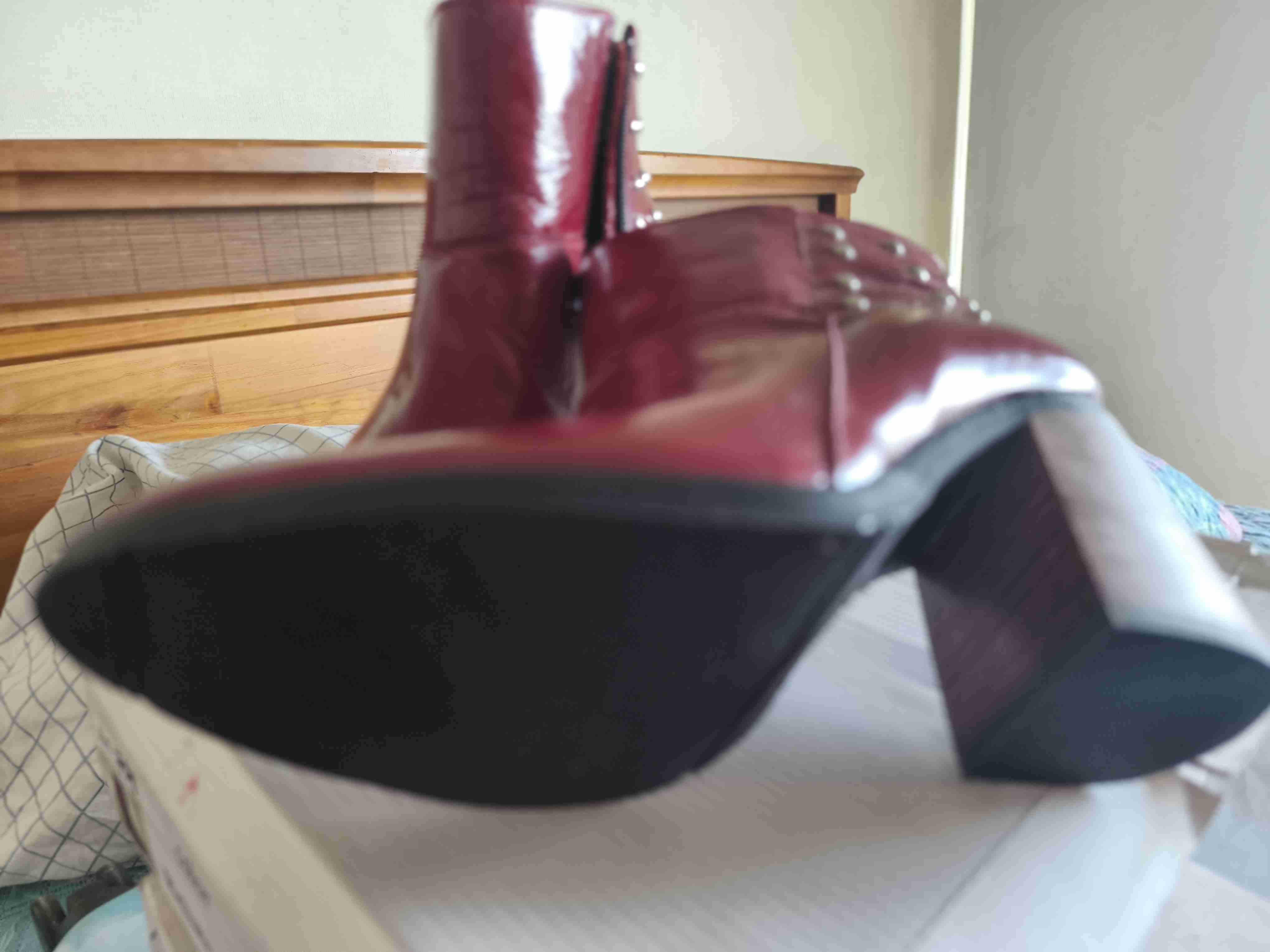 Botines rojos de cuero y tachas - miniatura 2