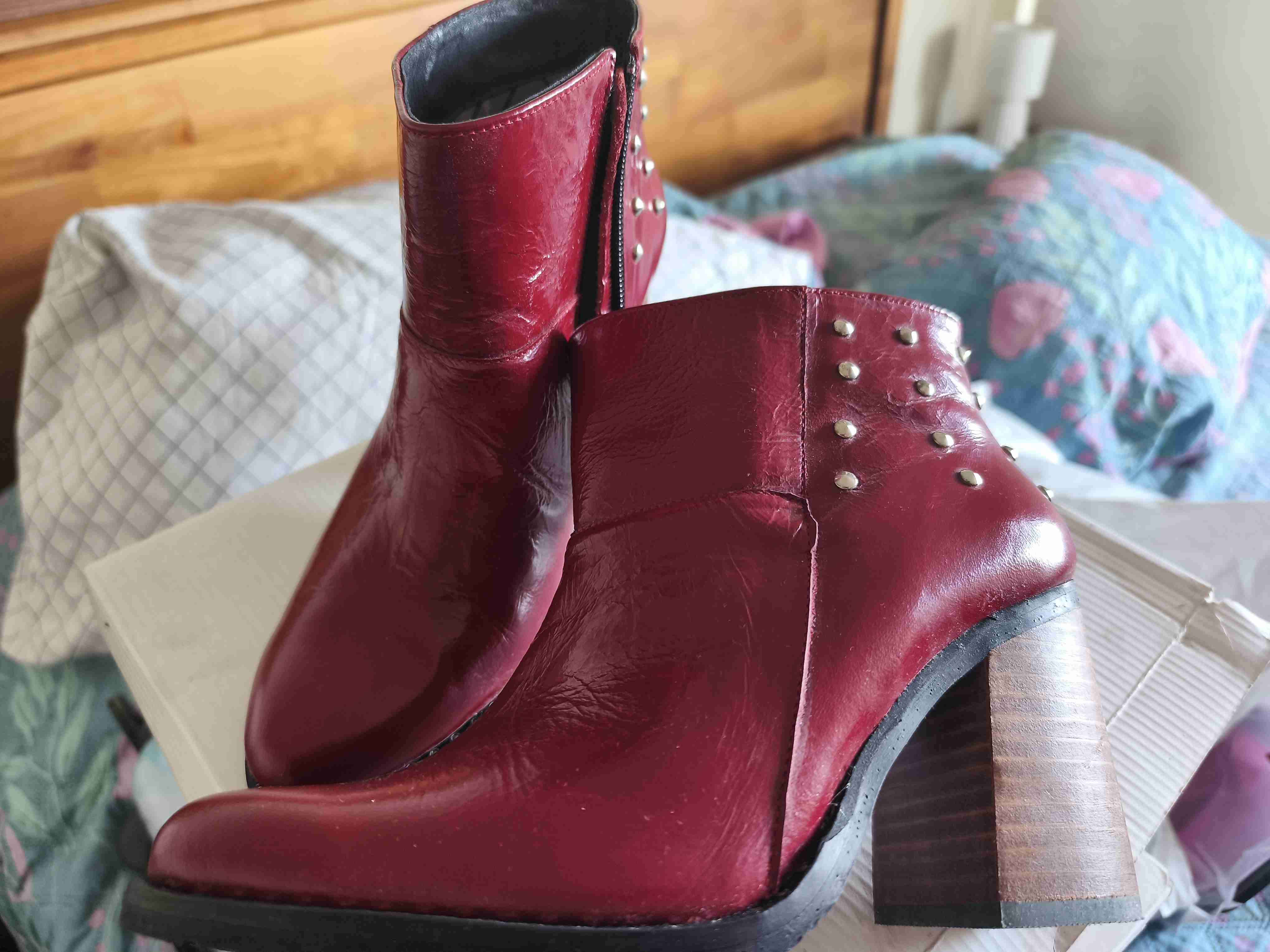 Botines rojos de cuero y tachas - miniatura 3