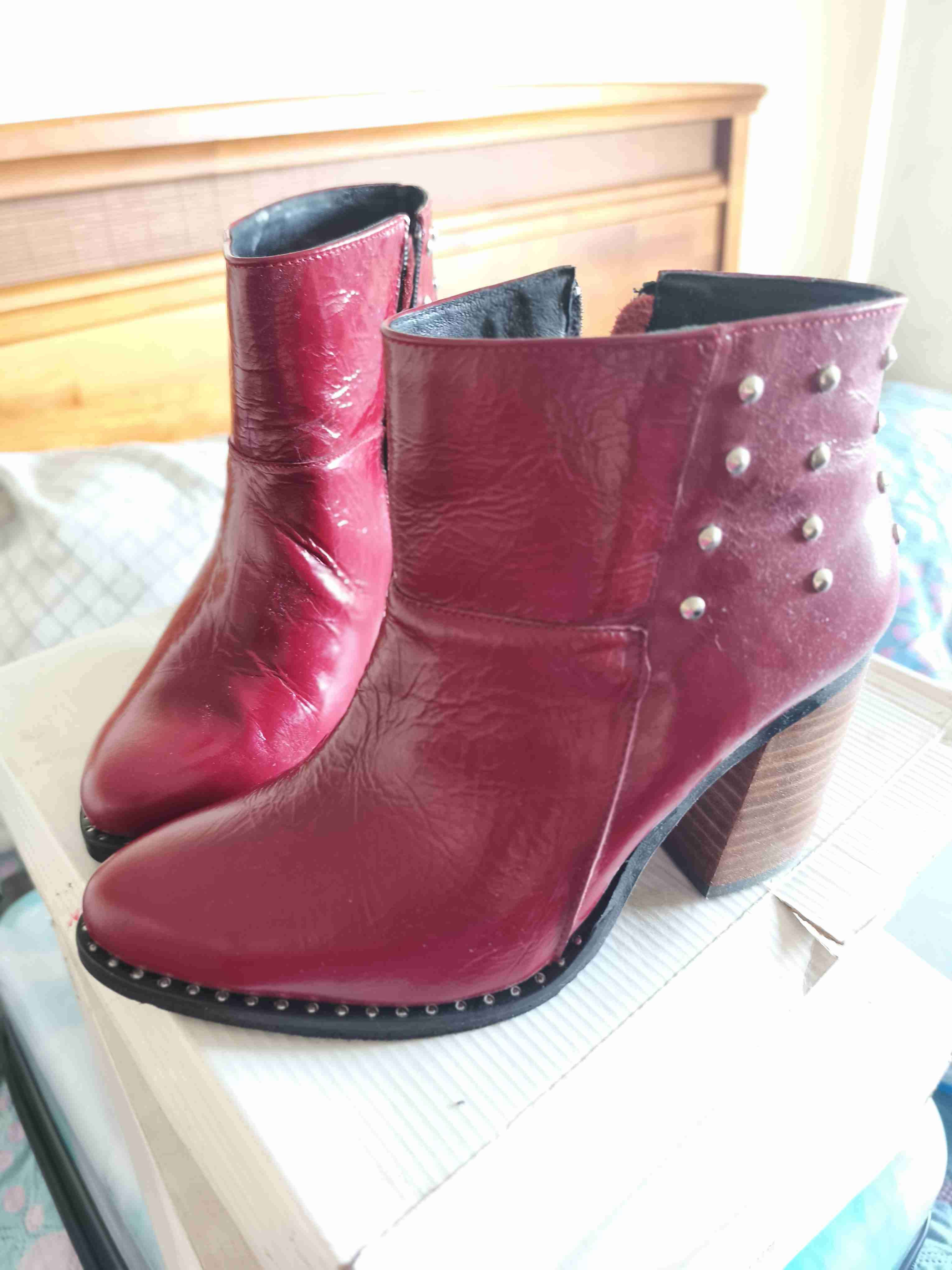 Botines rojos de cuero y tachas - miniatura 4