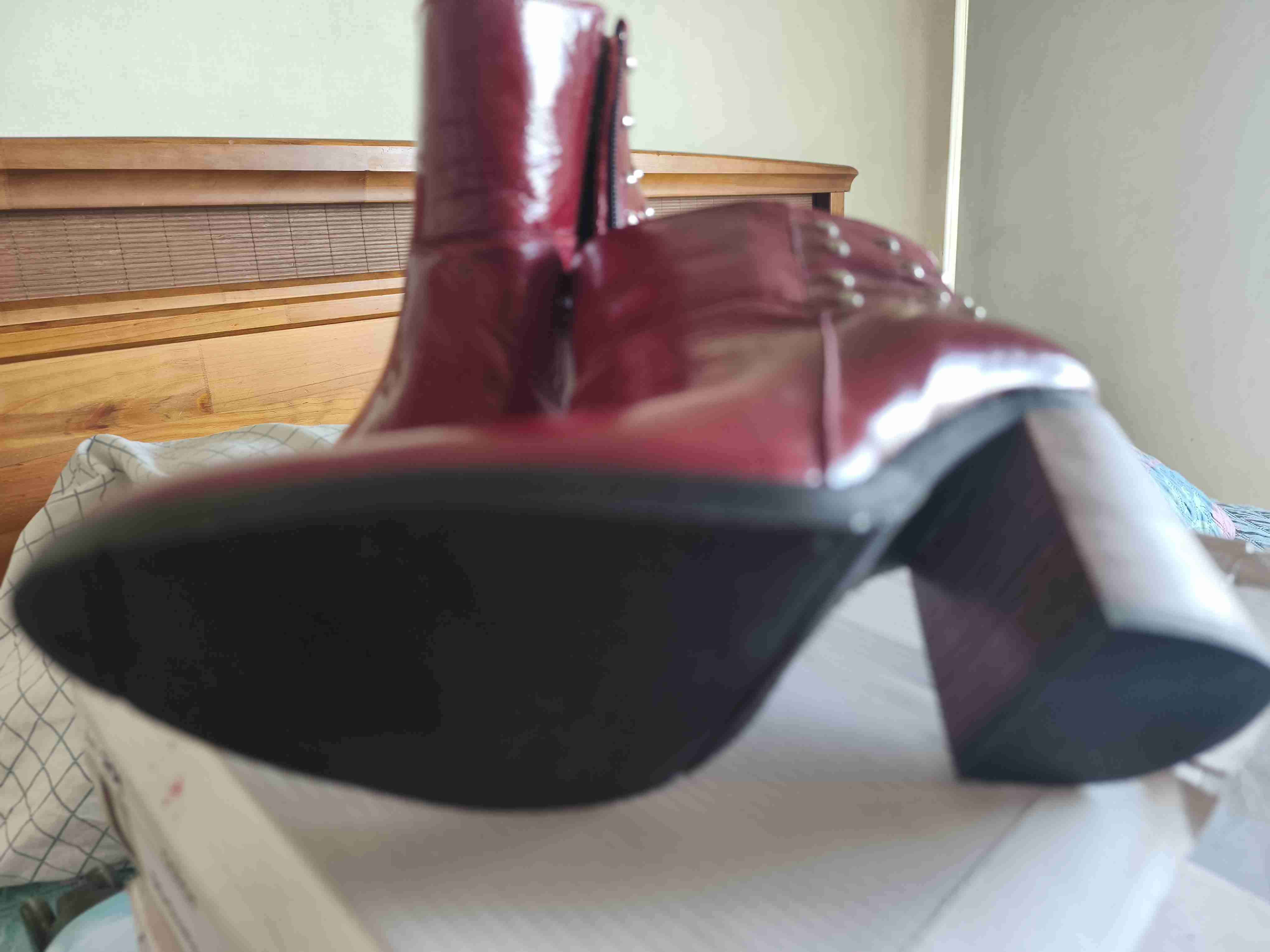 Botines rojos de cuero y tachas - miniatura 5
