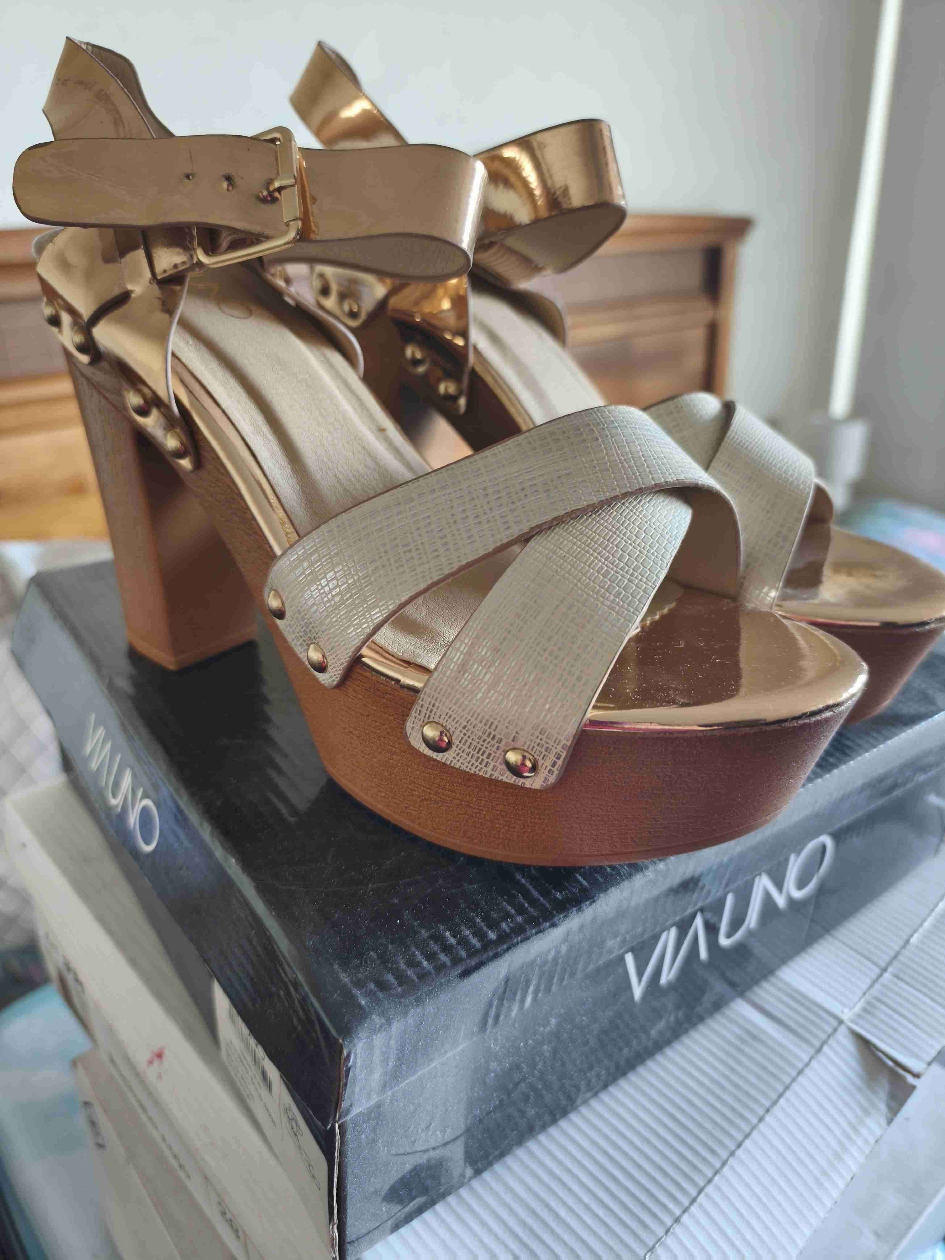 Tacones dorados Via Uno - miniatura 2