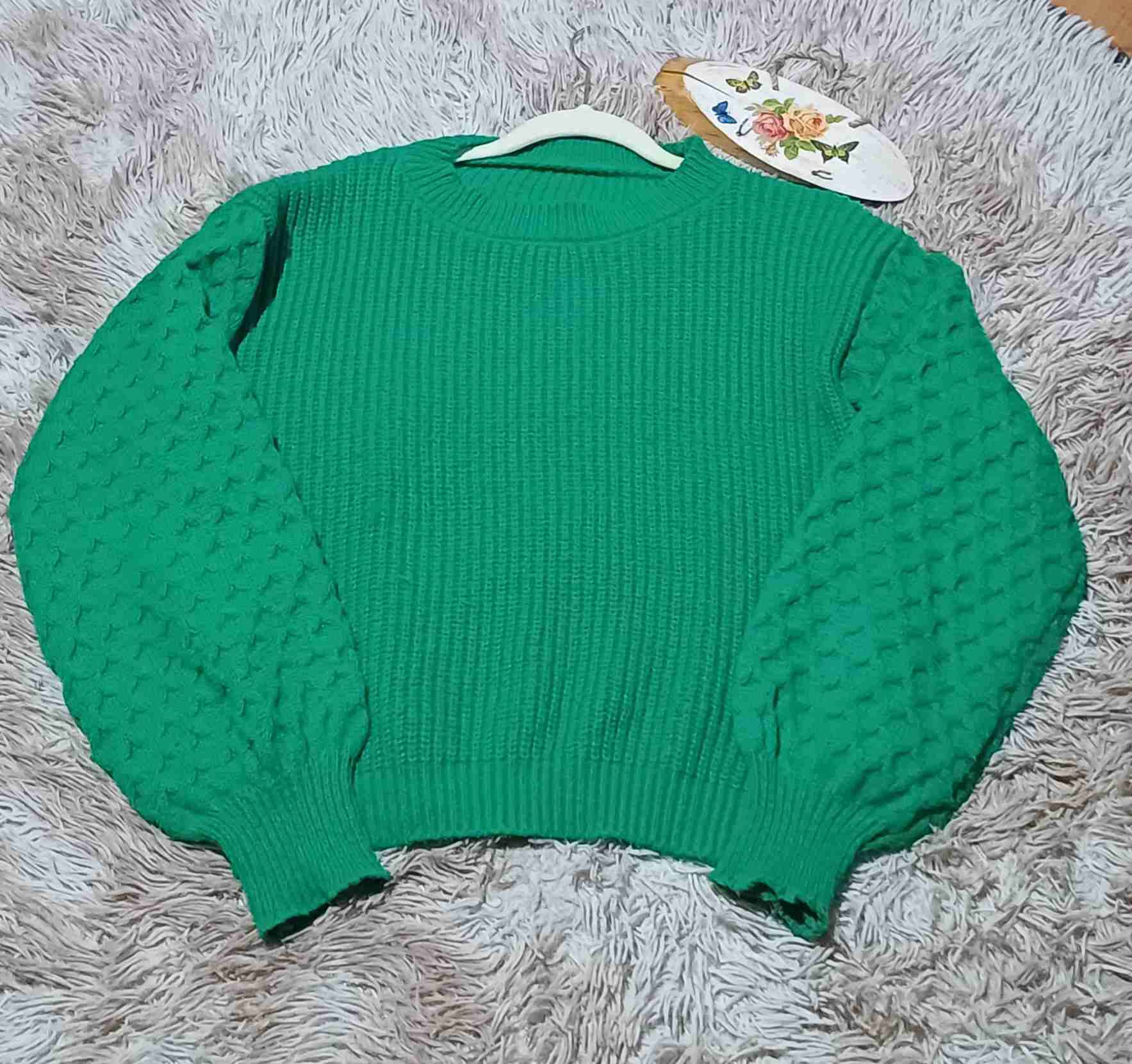Suéter verde tejido
