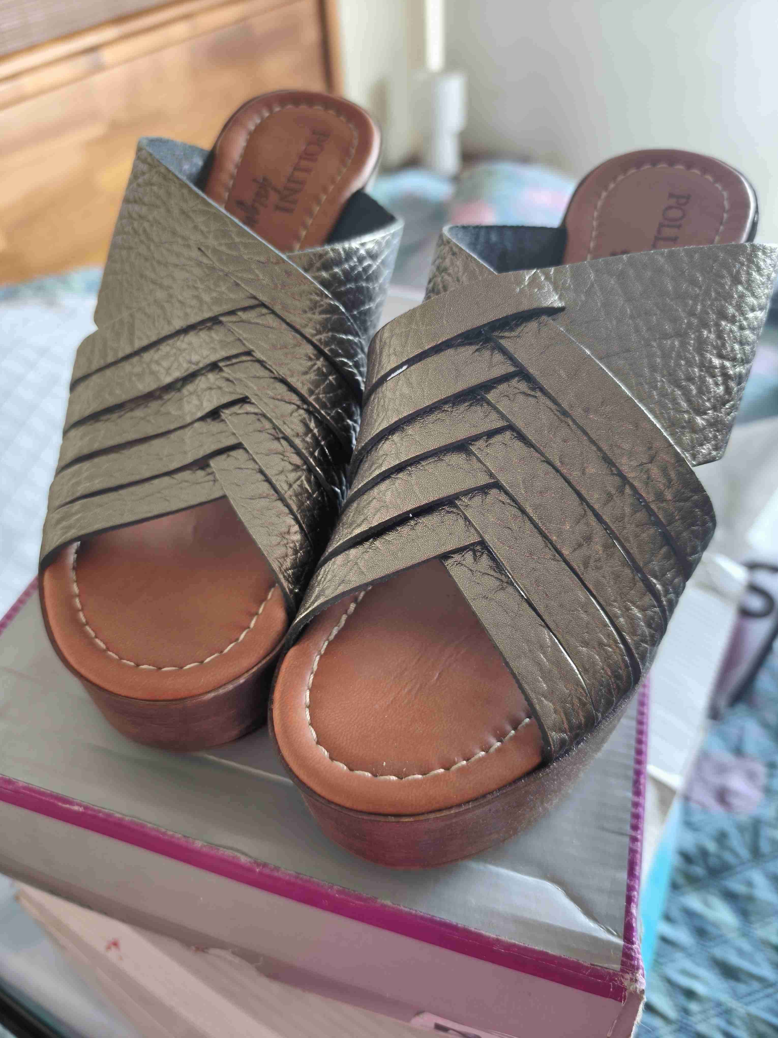 Sandalias doradas de tacón - miniatura 1