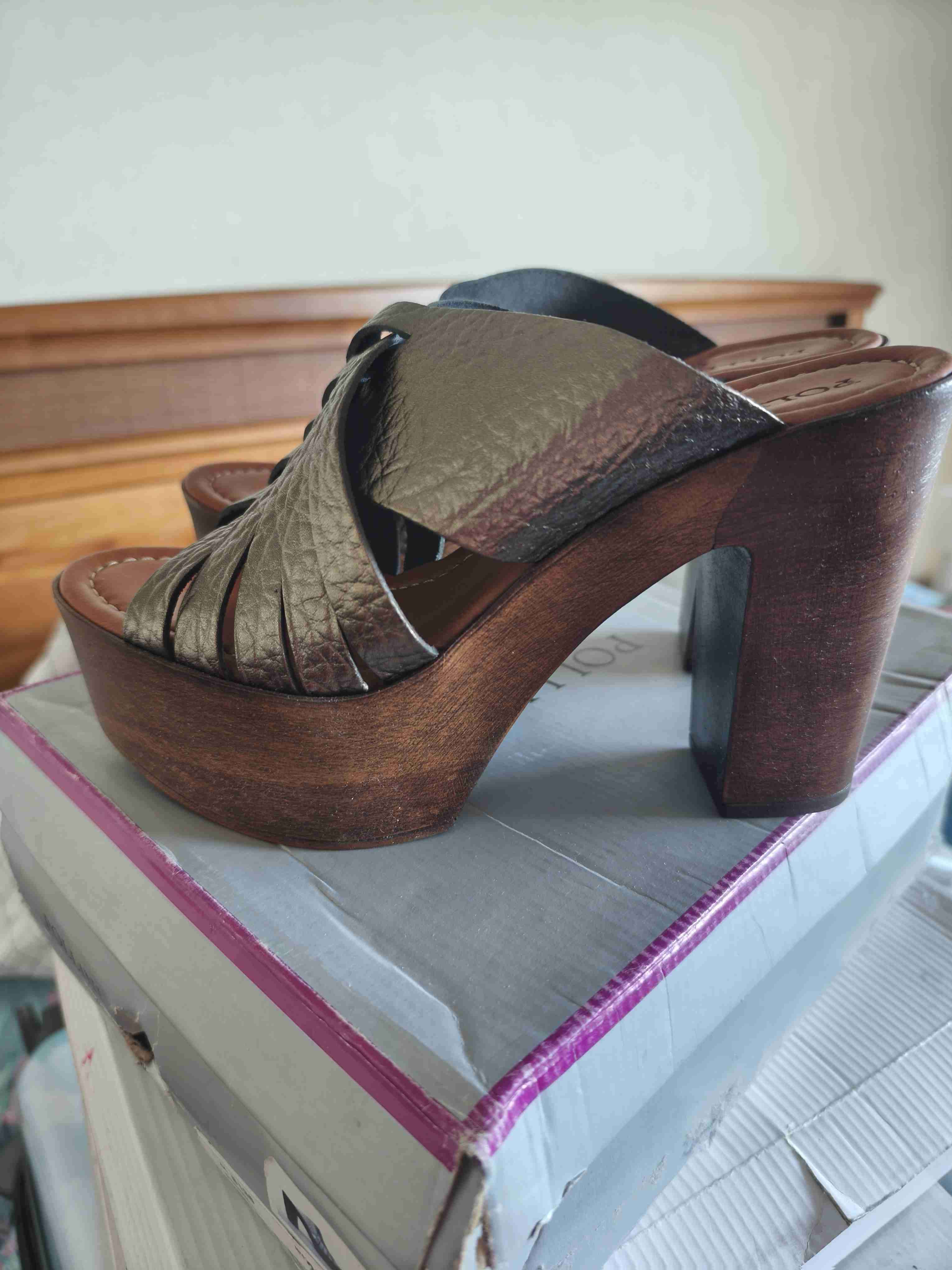 Sandalias doradas de tacón - miniatura 4
