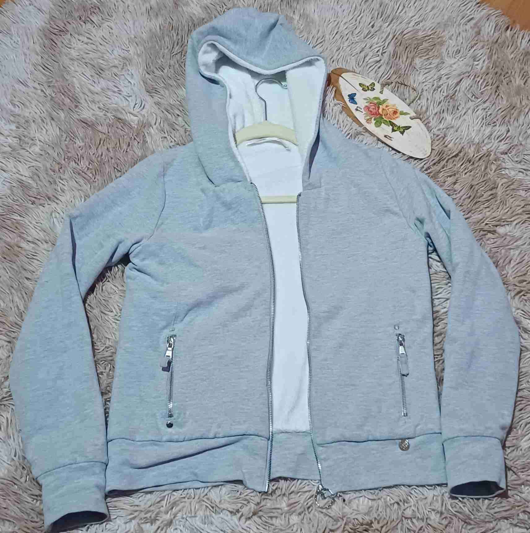 Polerón gris con capucha - miniatura 1