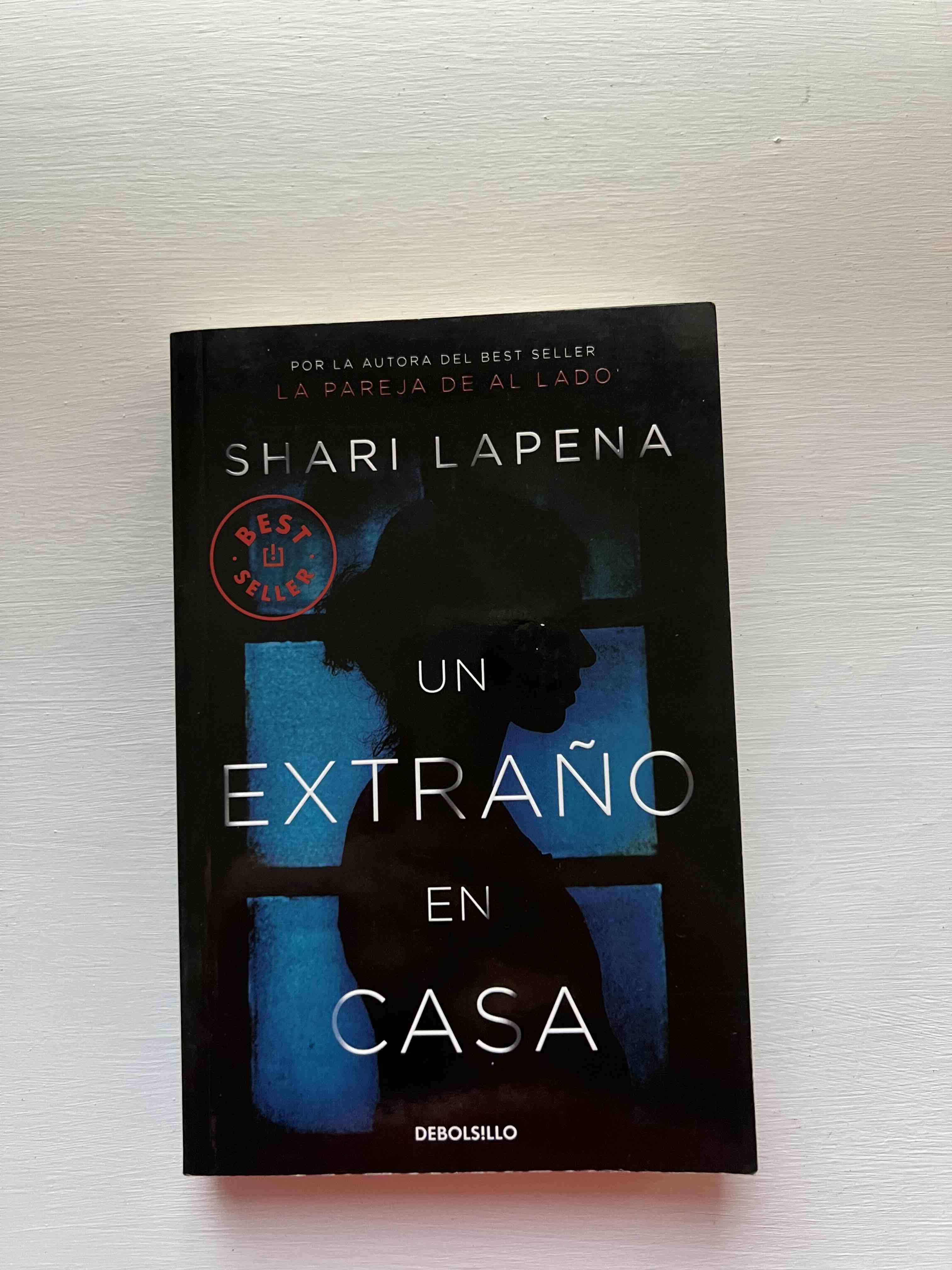 Libro 'Un extraño en casa' - miniatura 1