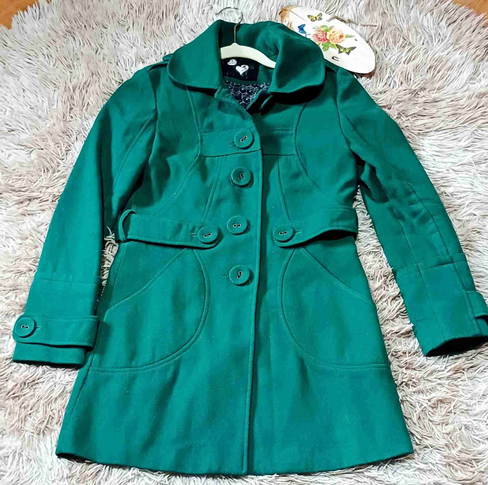 Abrigo verde estilo clásico