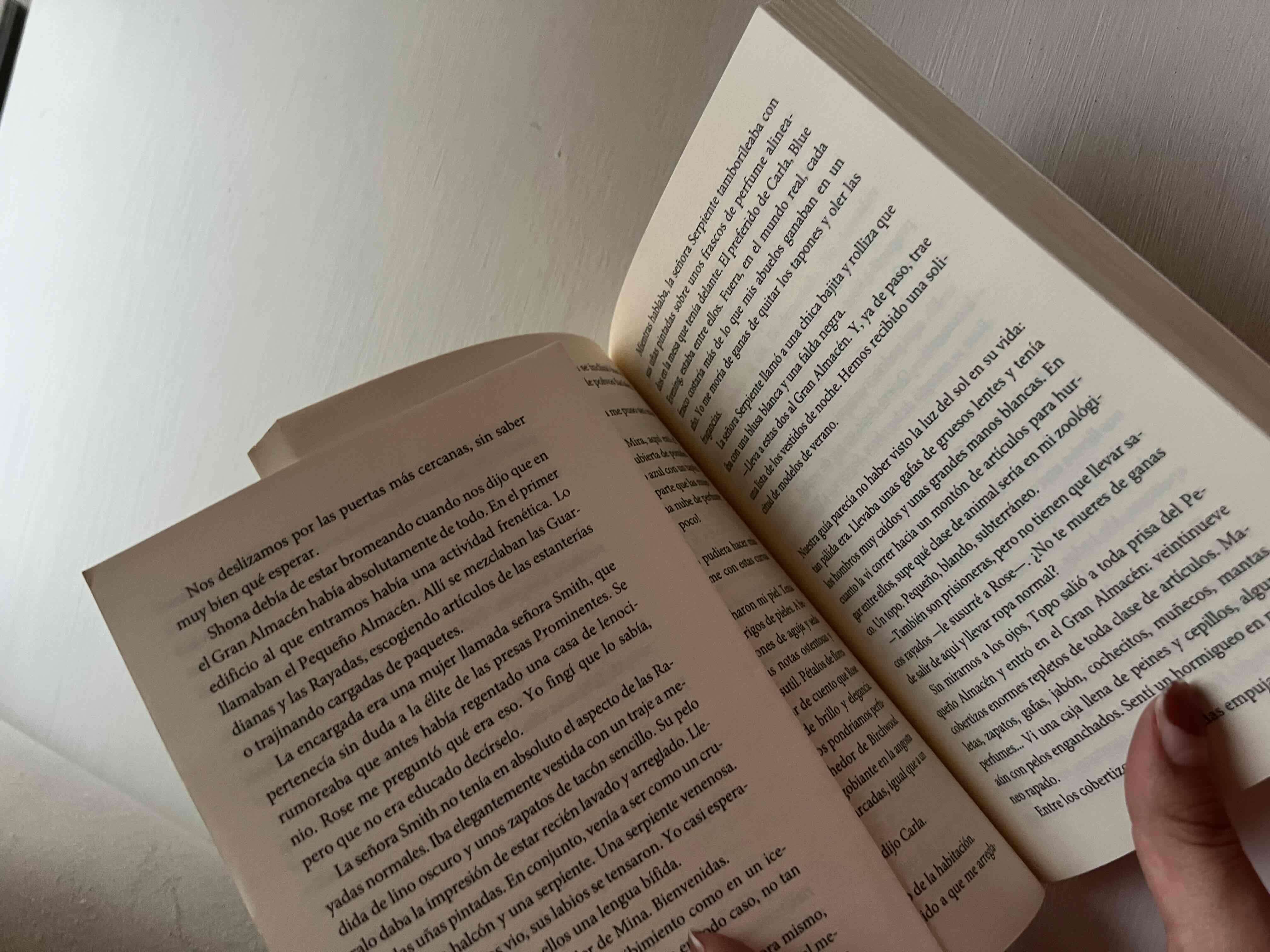 Libro 'La Cinta Roja' de Lucy Adlington - miniatura 2