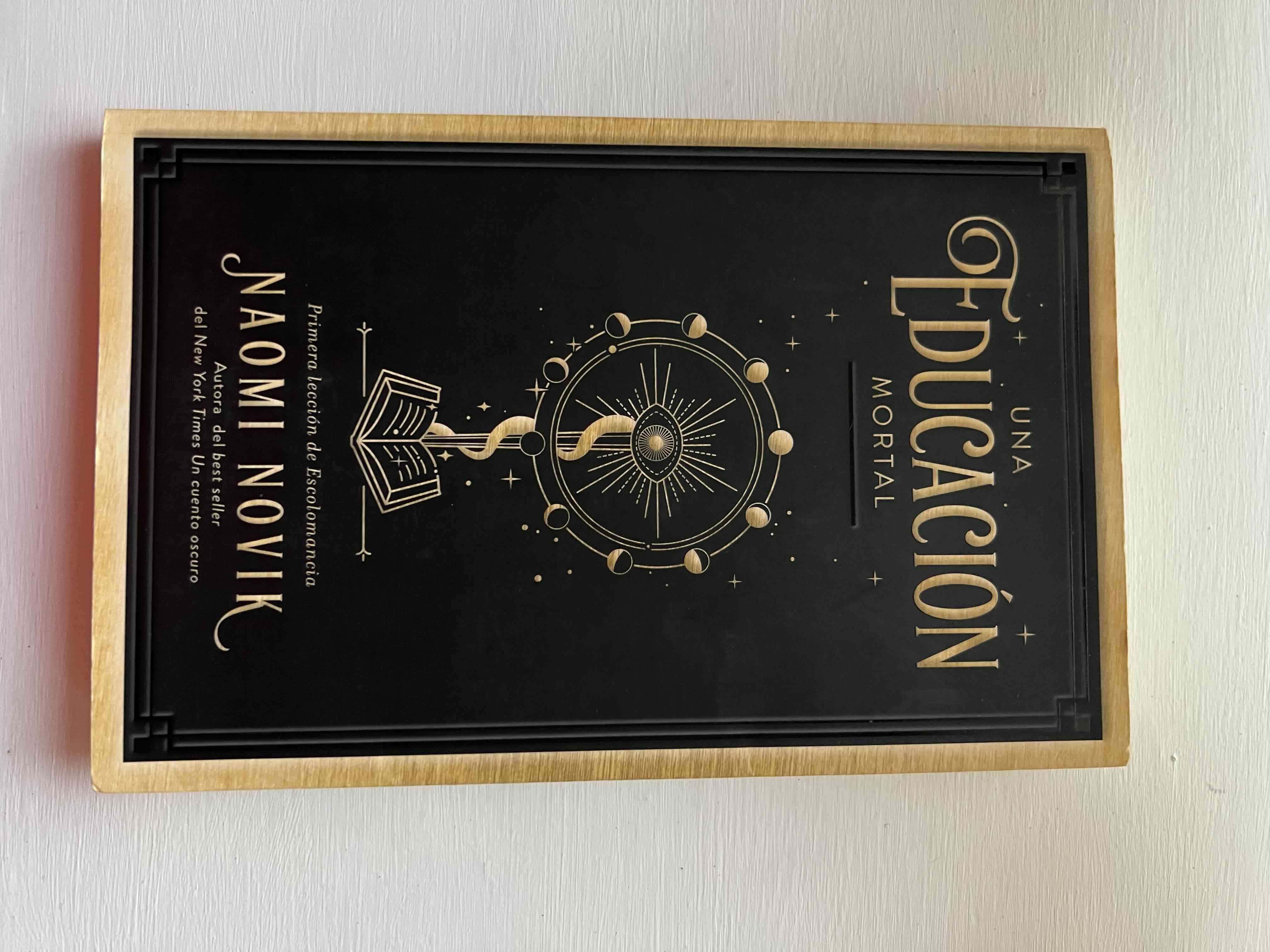 Libro 'Una Educación Mortal' - miniatura 1