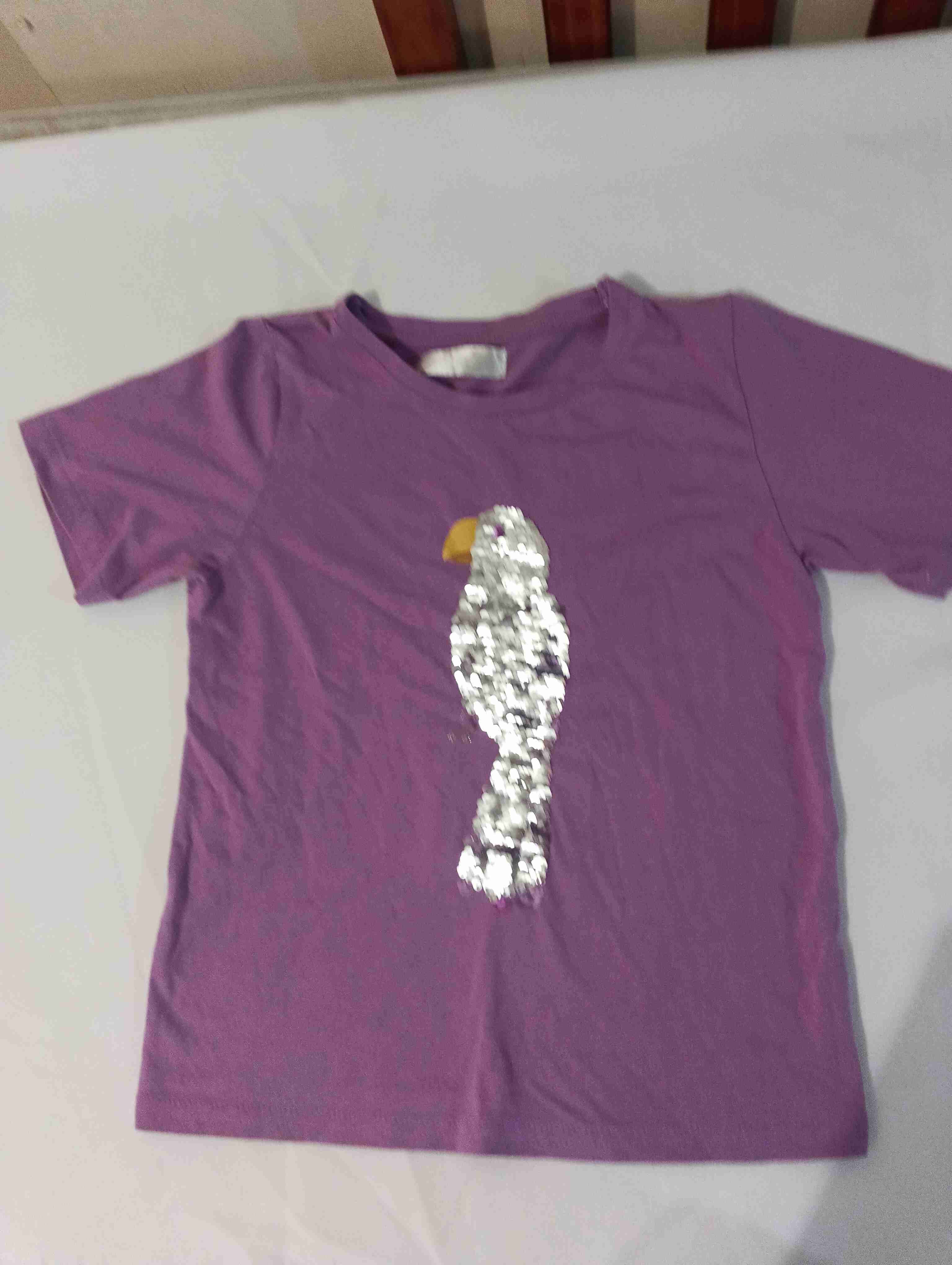 Polera morada con diseño brillante - miniatura 1
