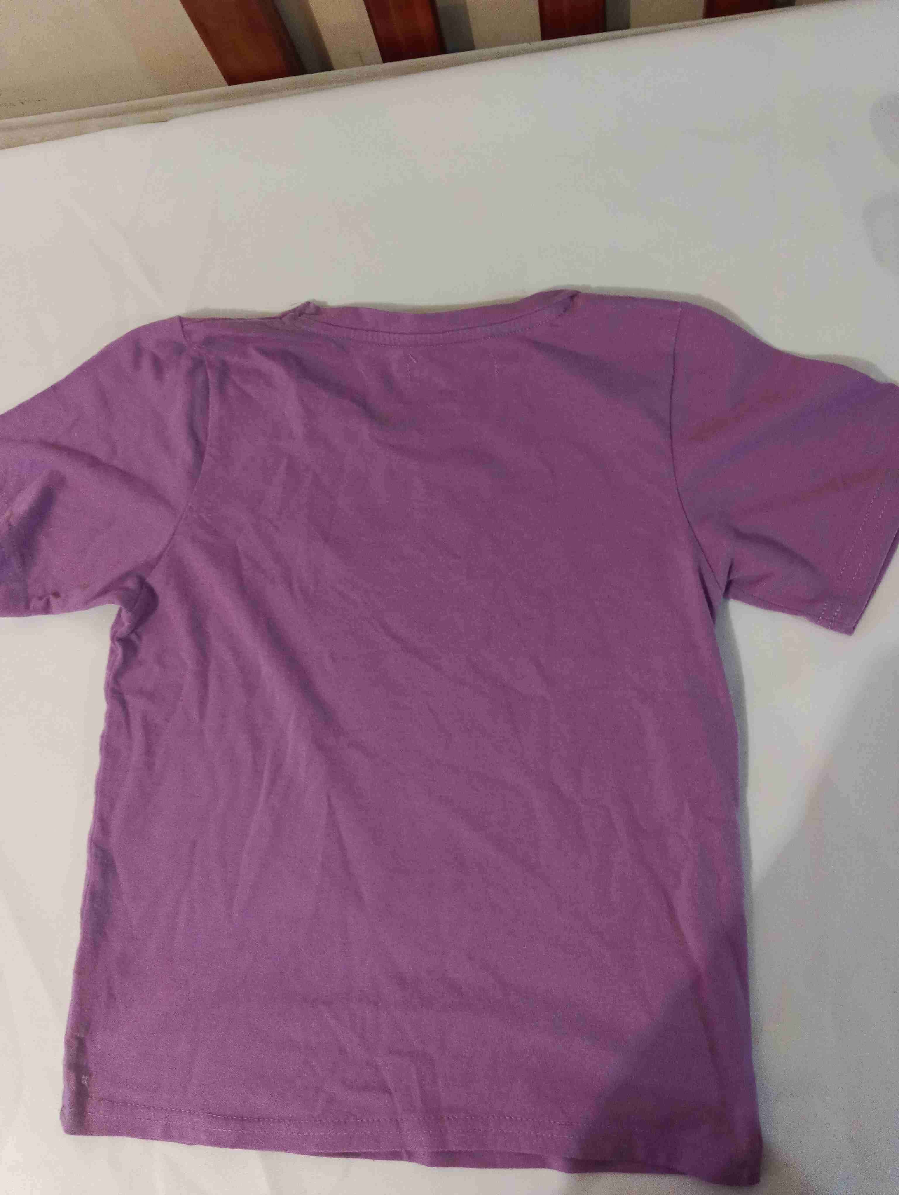 Polera morada con diseño brillante - miniatura 2