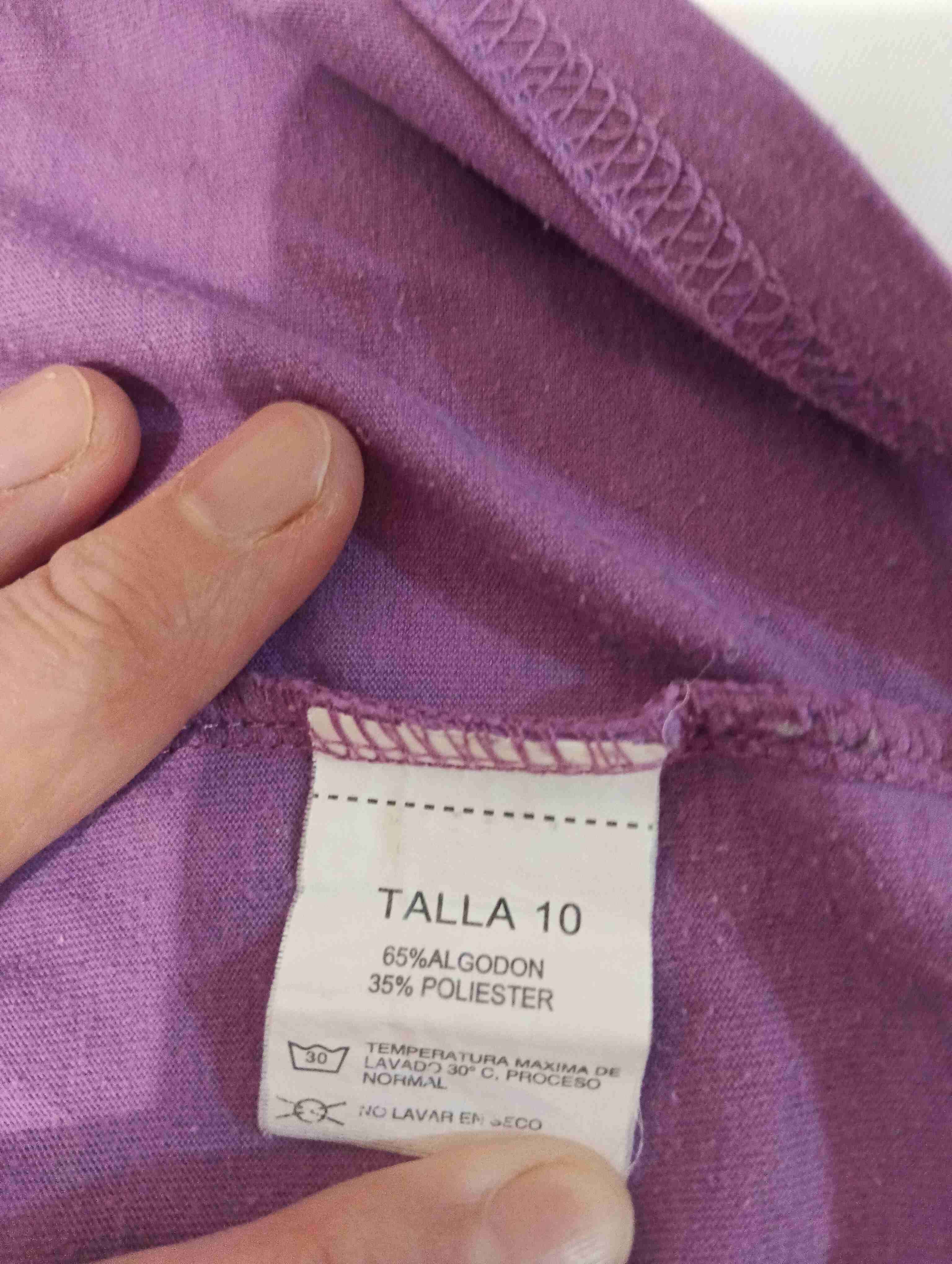 Polera morada con diseño brillante - miniatura 3