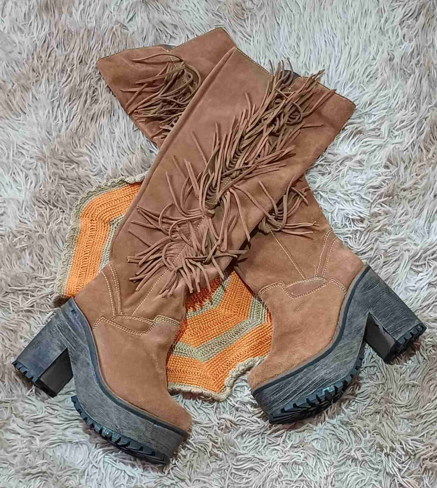 Botas de cuero bucaneras altas marrones con flecos