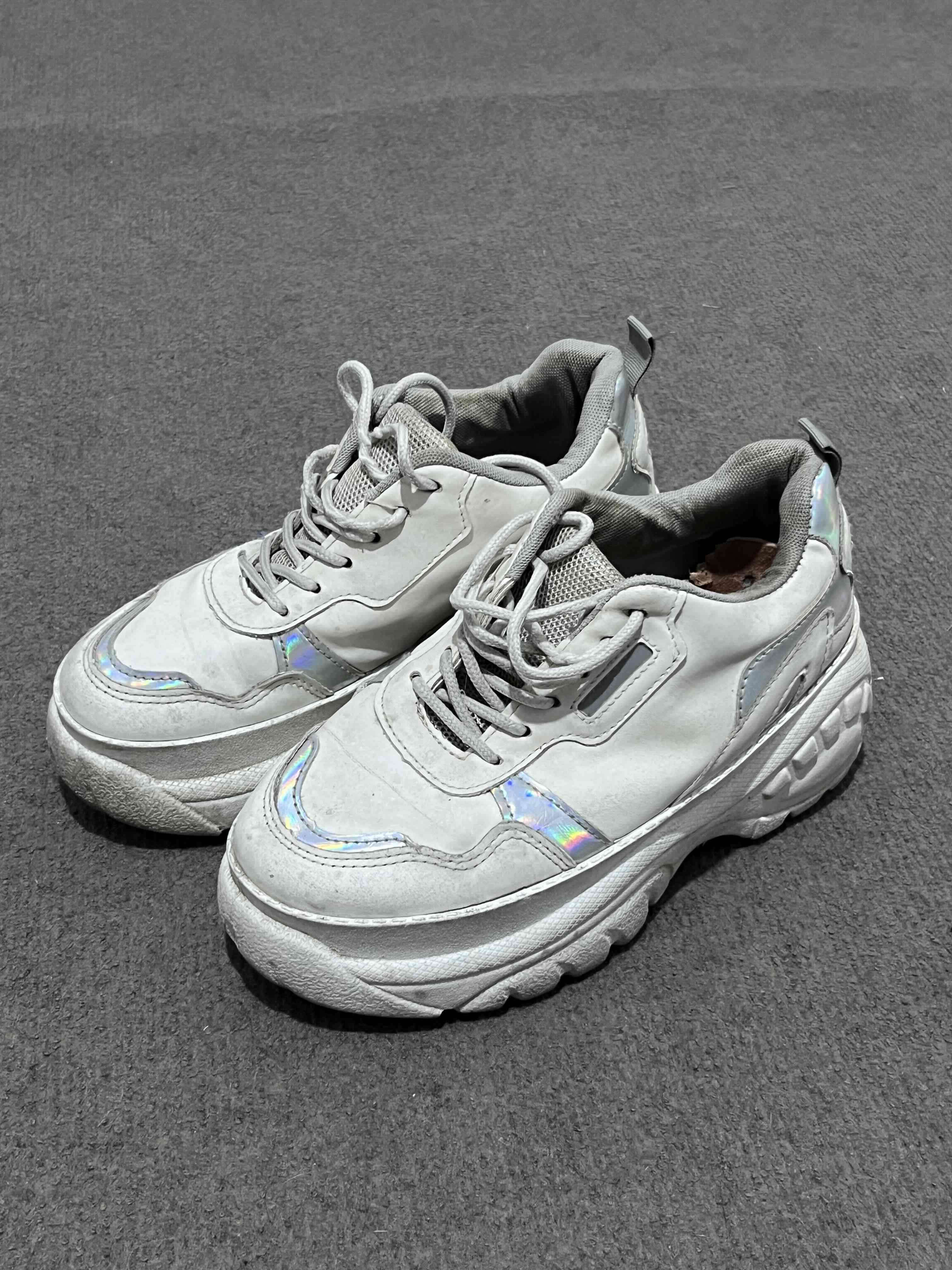 Zapatillas blancas con detalles holigraficos - miniatura 1
