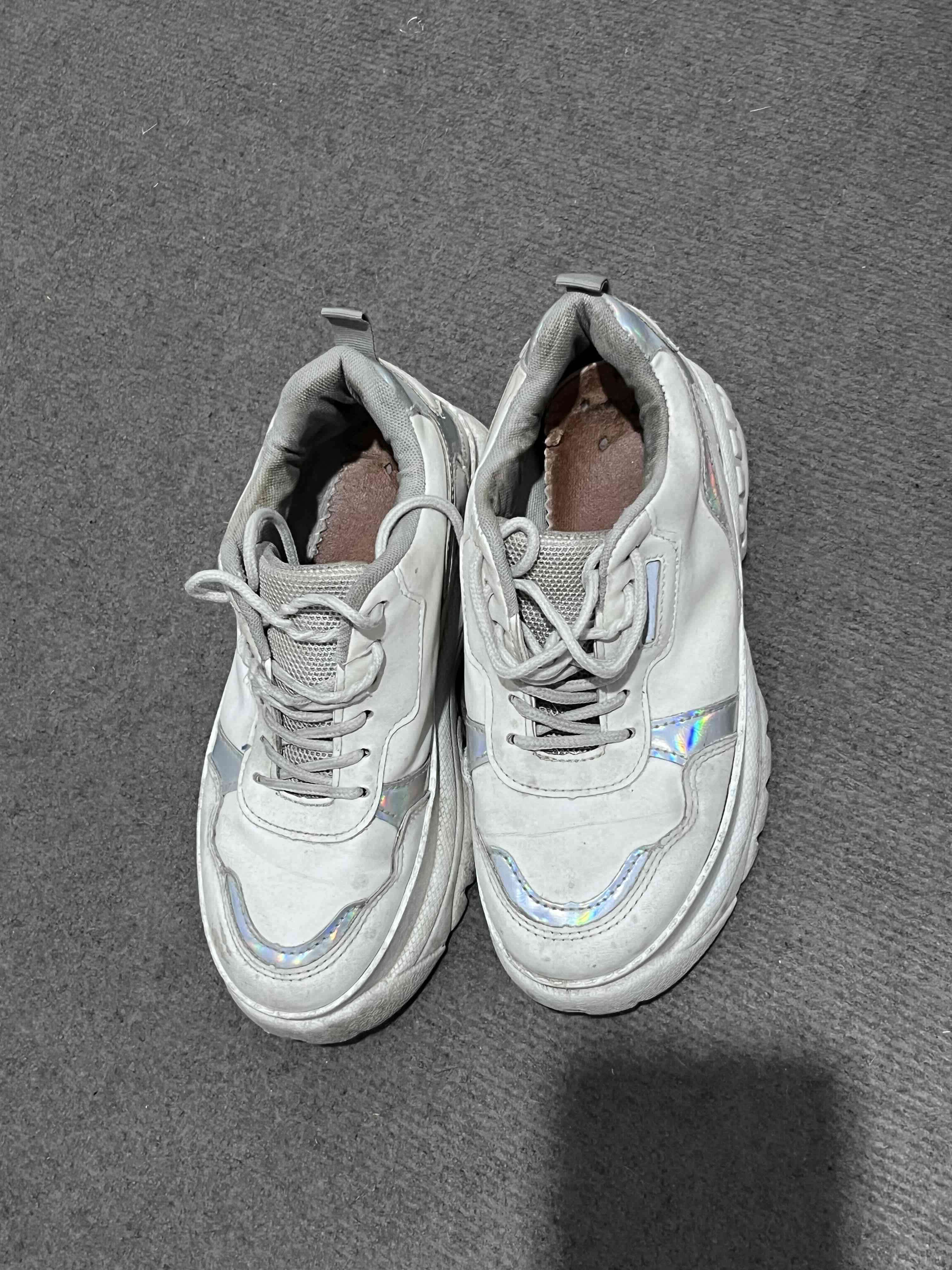 Zapatillas blancas con detalles holigraficos - miniatura 2