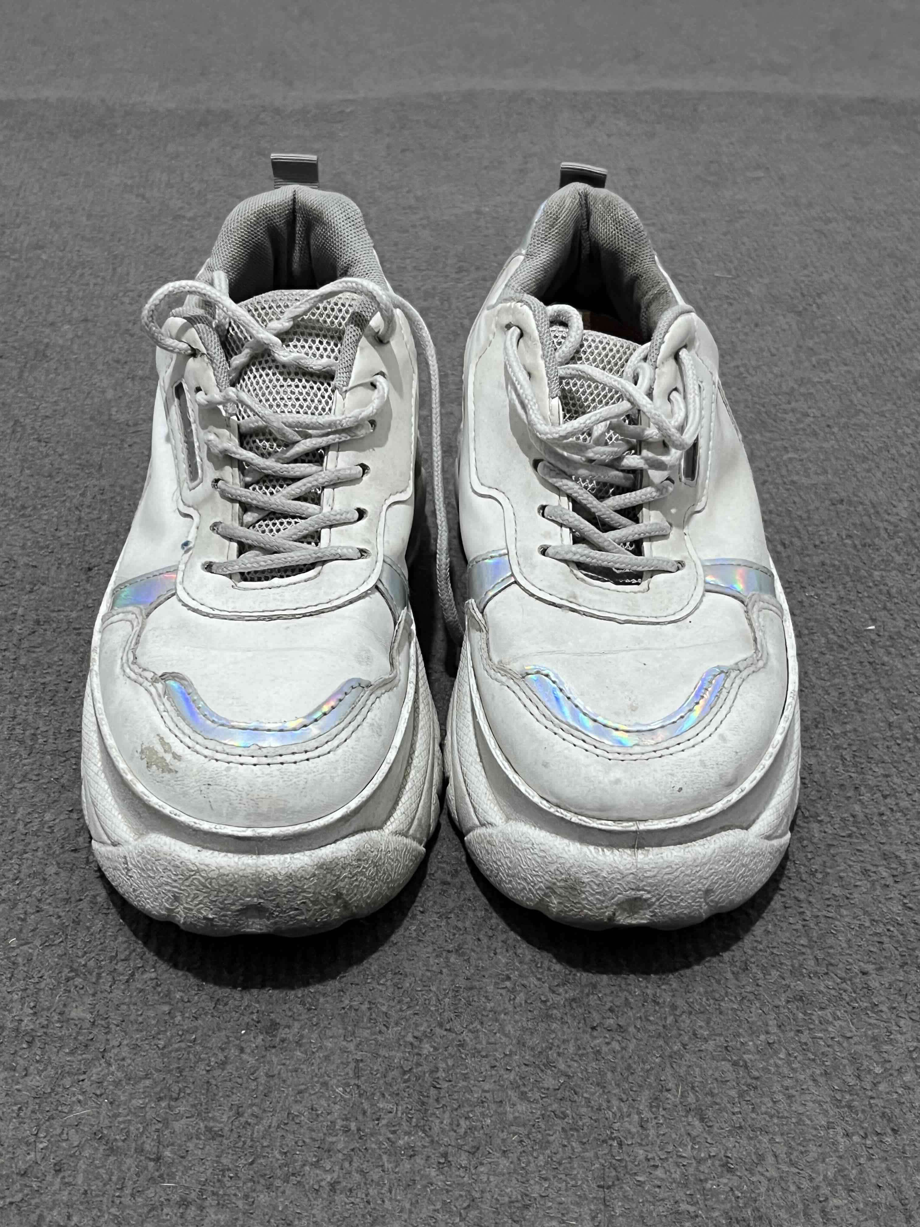 Zapatillas blancas con detalles holigraficos - miniatura 3