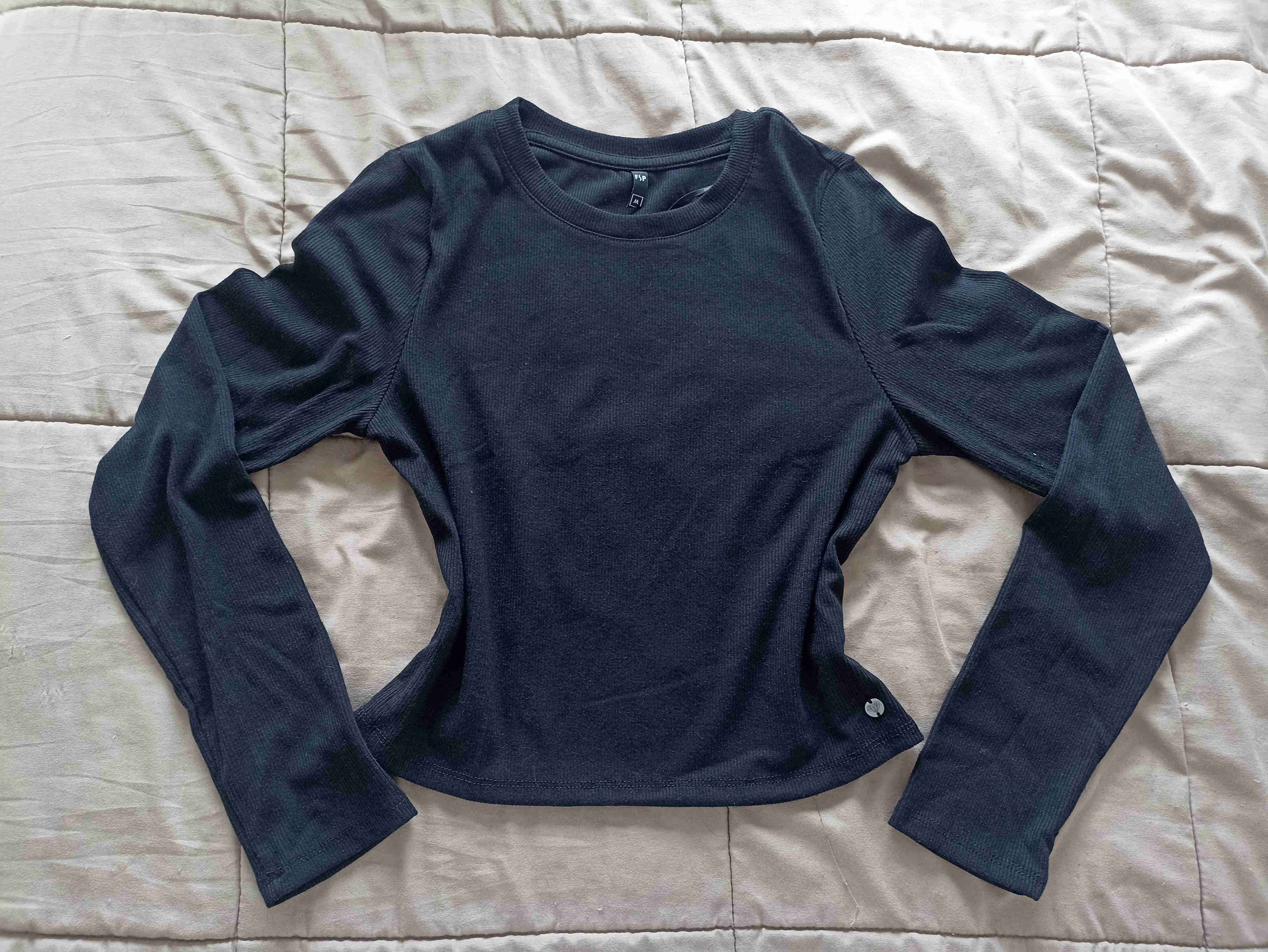 Crop top negro de manga larga