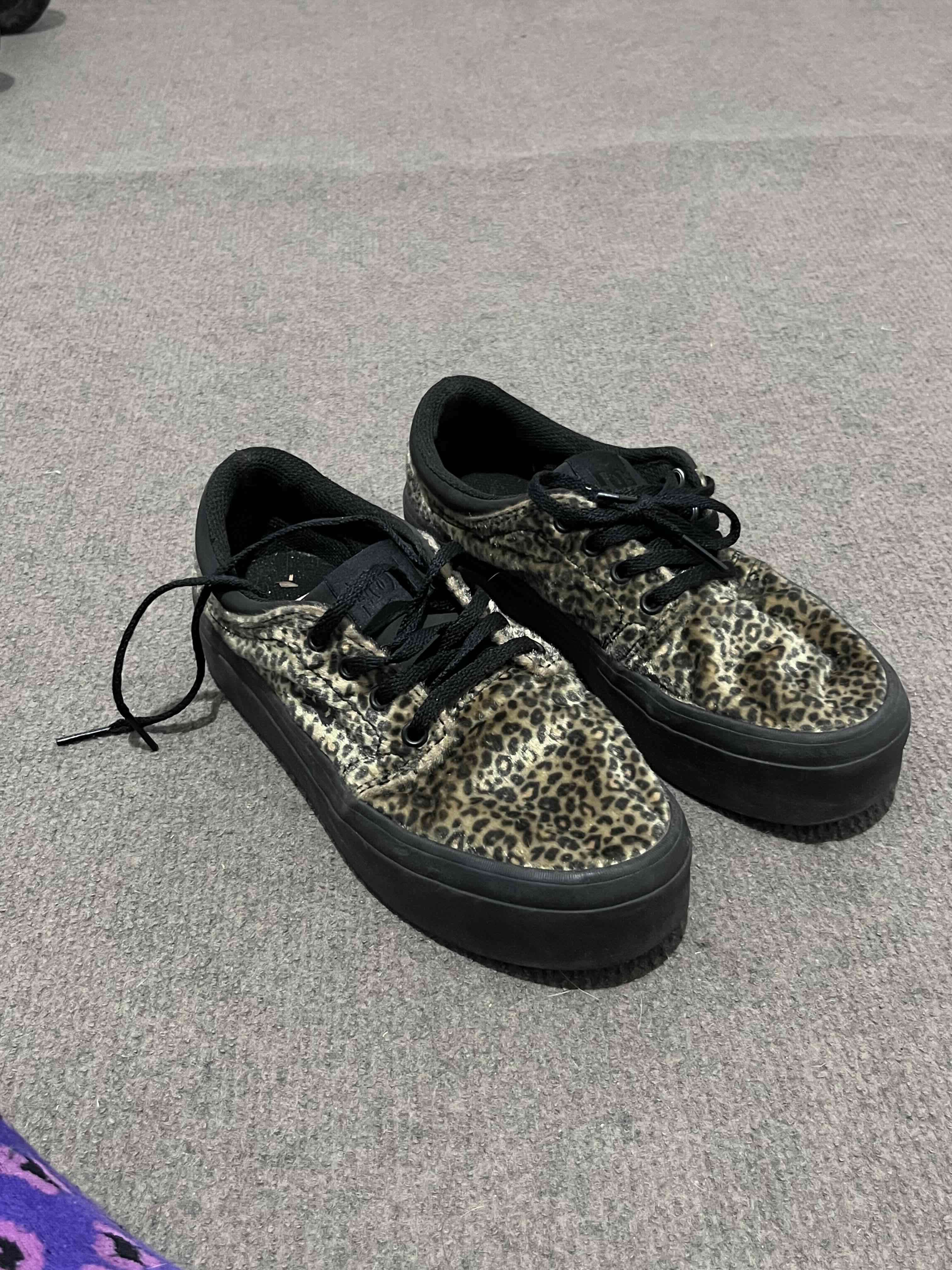 Zapatillas marca DC con estampado leopardo - miniatura 1