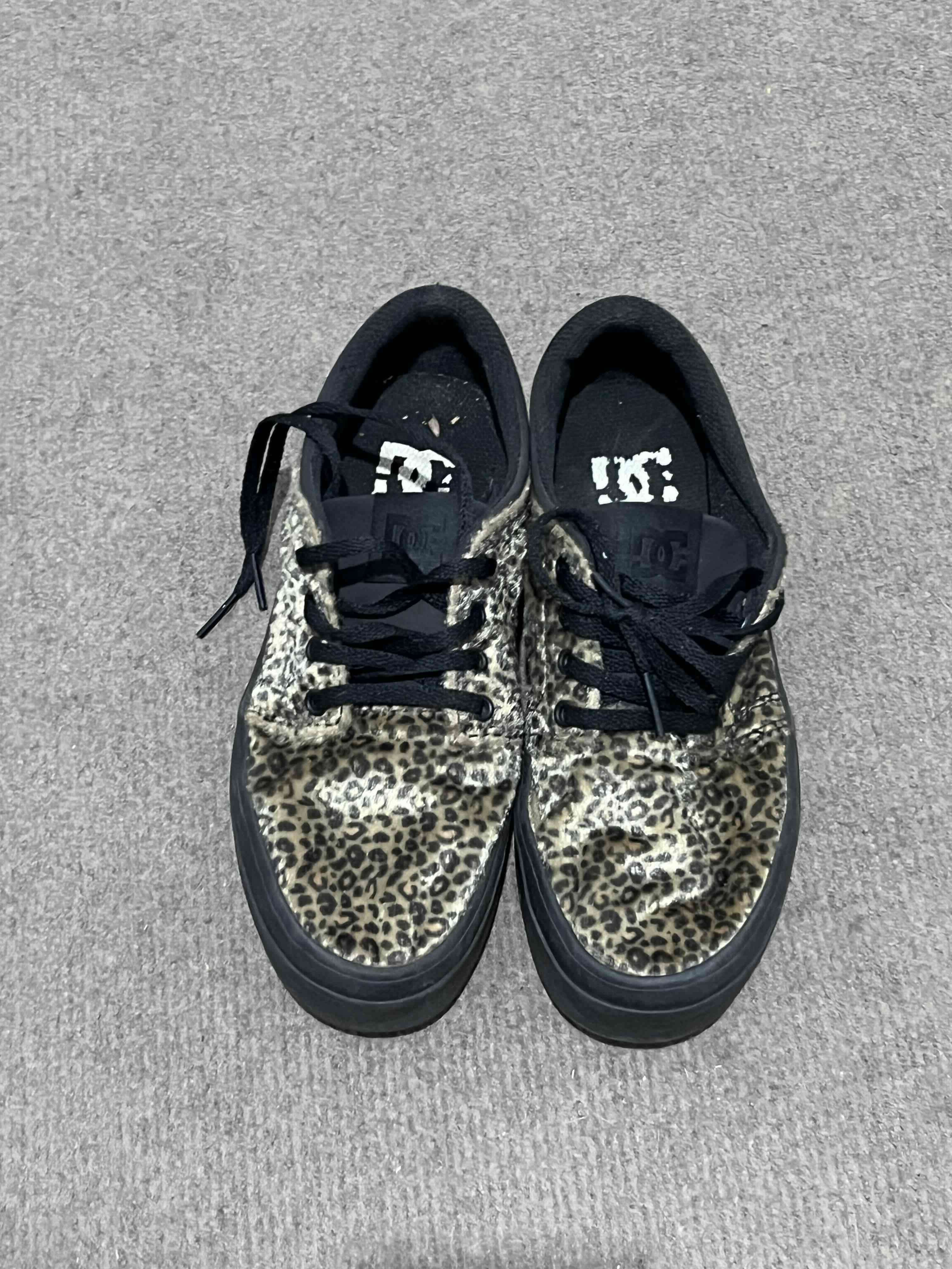 Zapatillas marca DC con estampado leopardo - miniatura 3