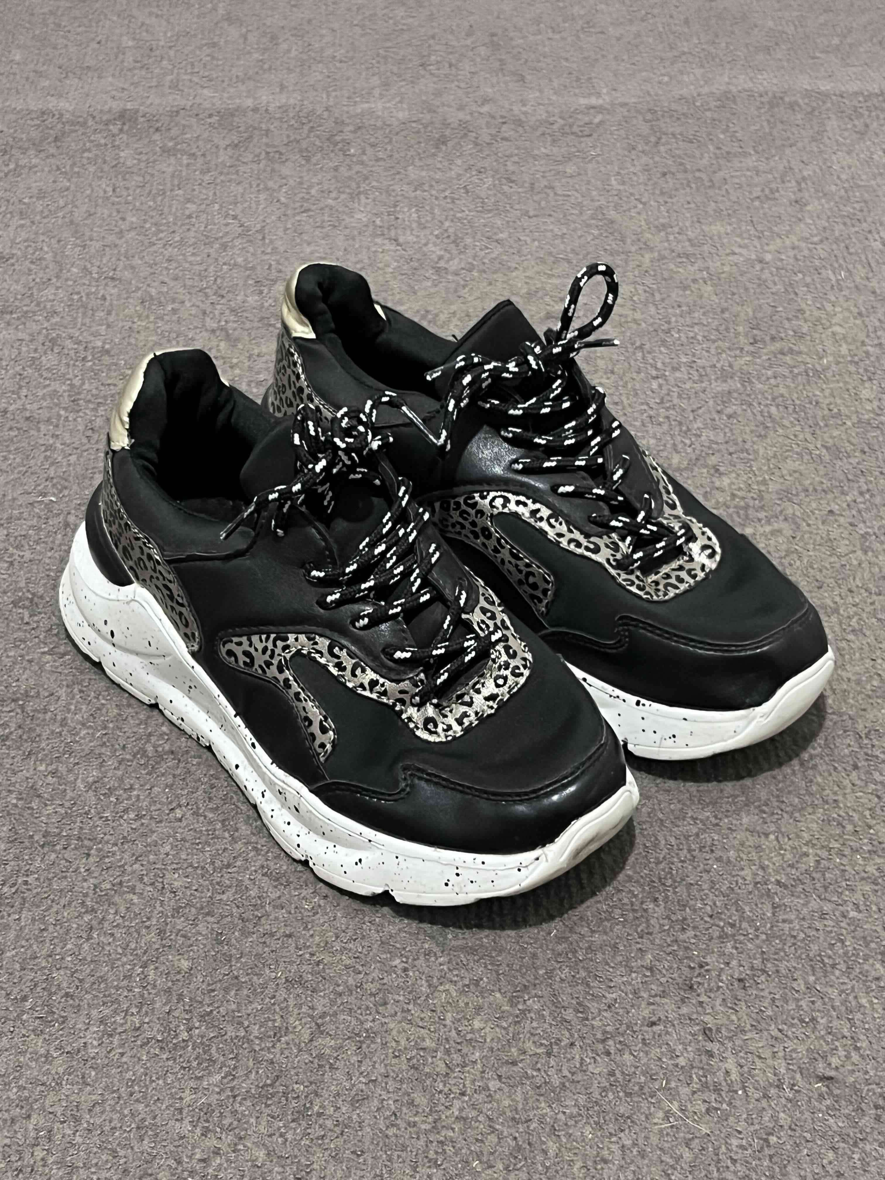 Zapatillas negras con estampado animal print - miniatura 1