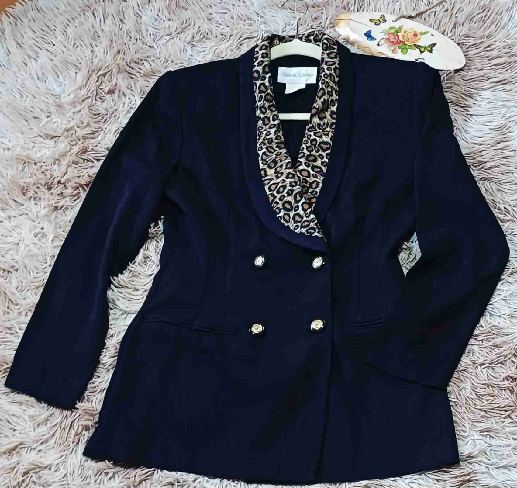 Blazer azul con solapa animal print