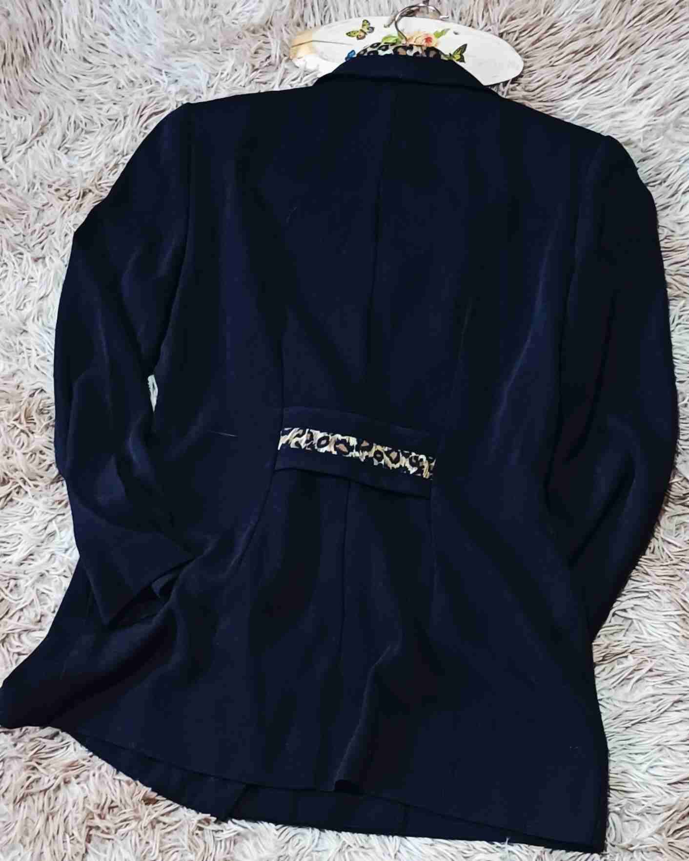 Blazer azul con solapa animal print - miniatura 2