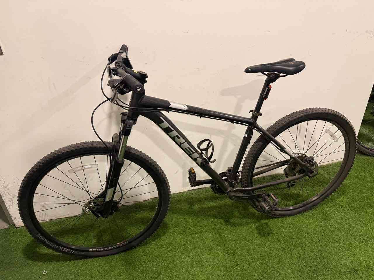 Bicicleta de montaña negra - miniatura 1
