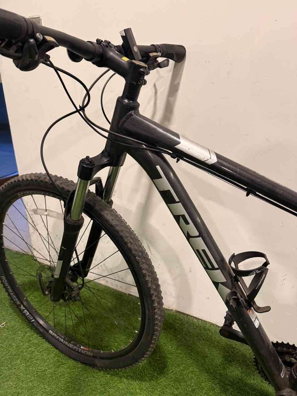 Bicicleta de montaña negra - miniatura 2
