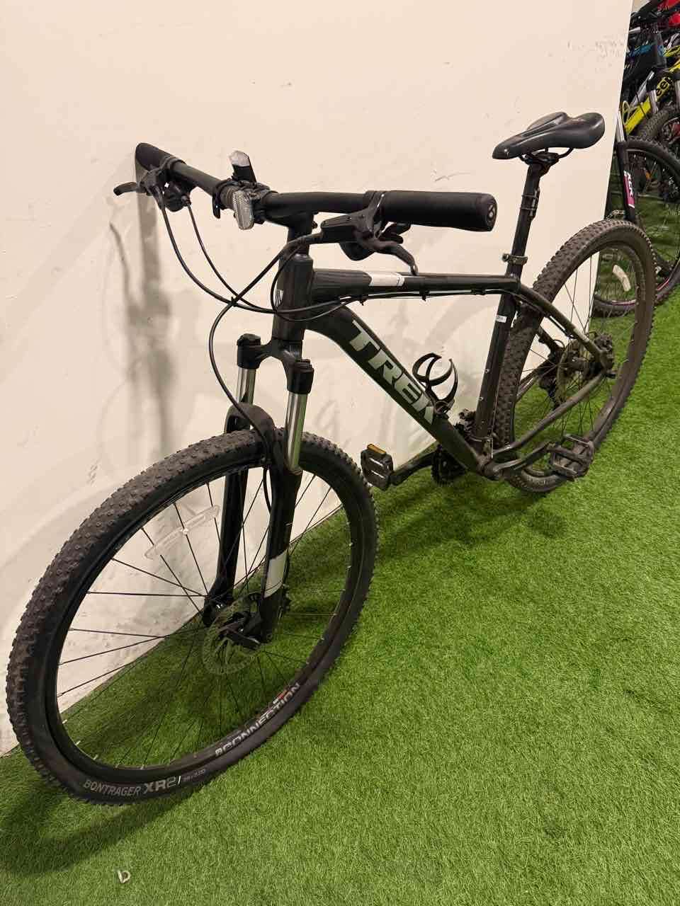 Bicicleta de montaña negra - miniatura 3