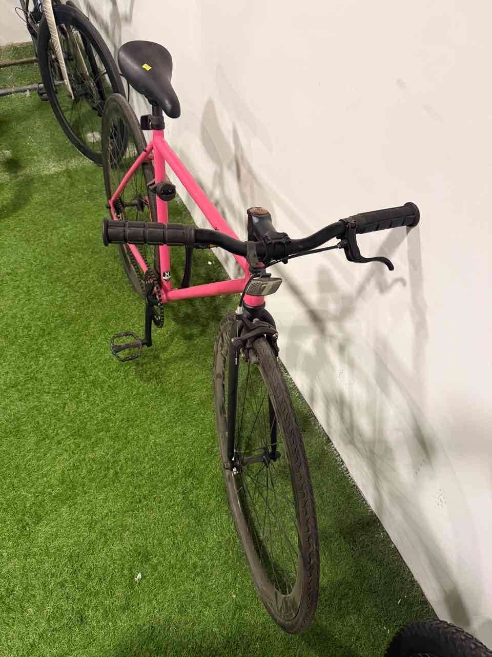 Bicicleta urbana rosada - miniatura 1