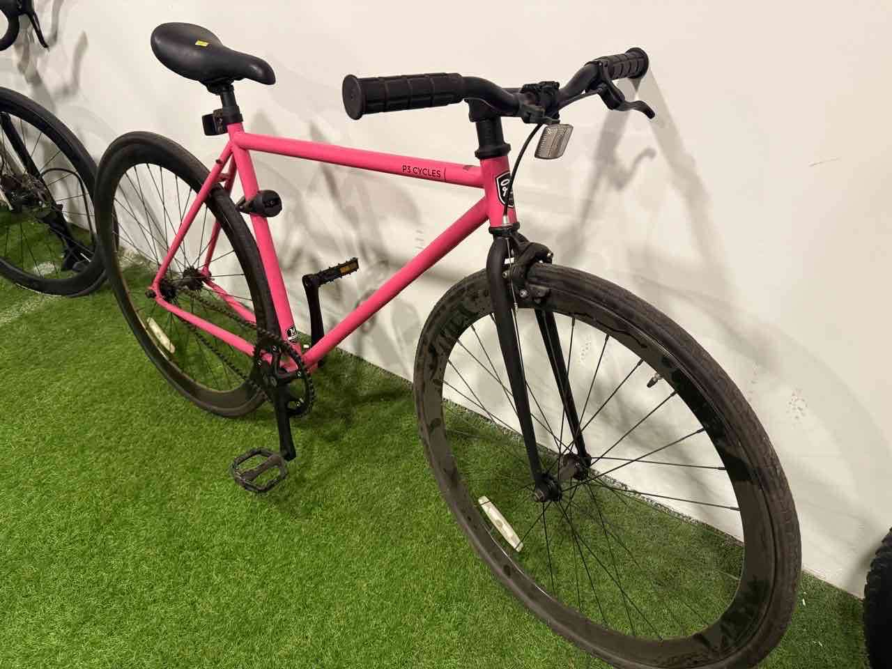 Bicicleta urbana rosada - miniatura 3