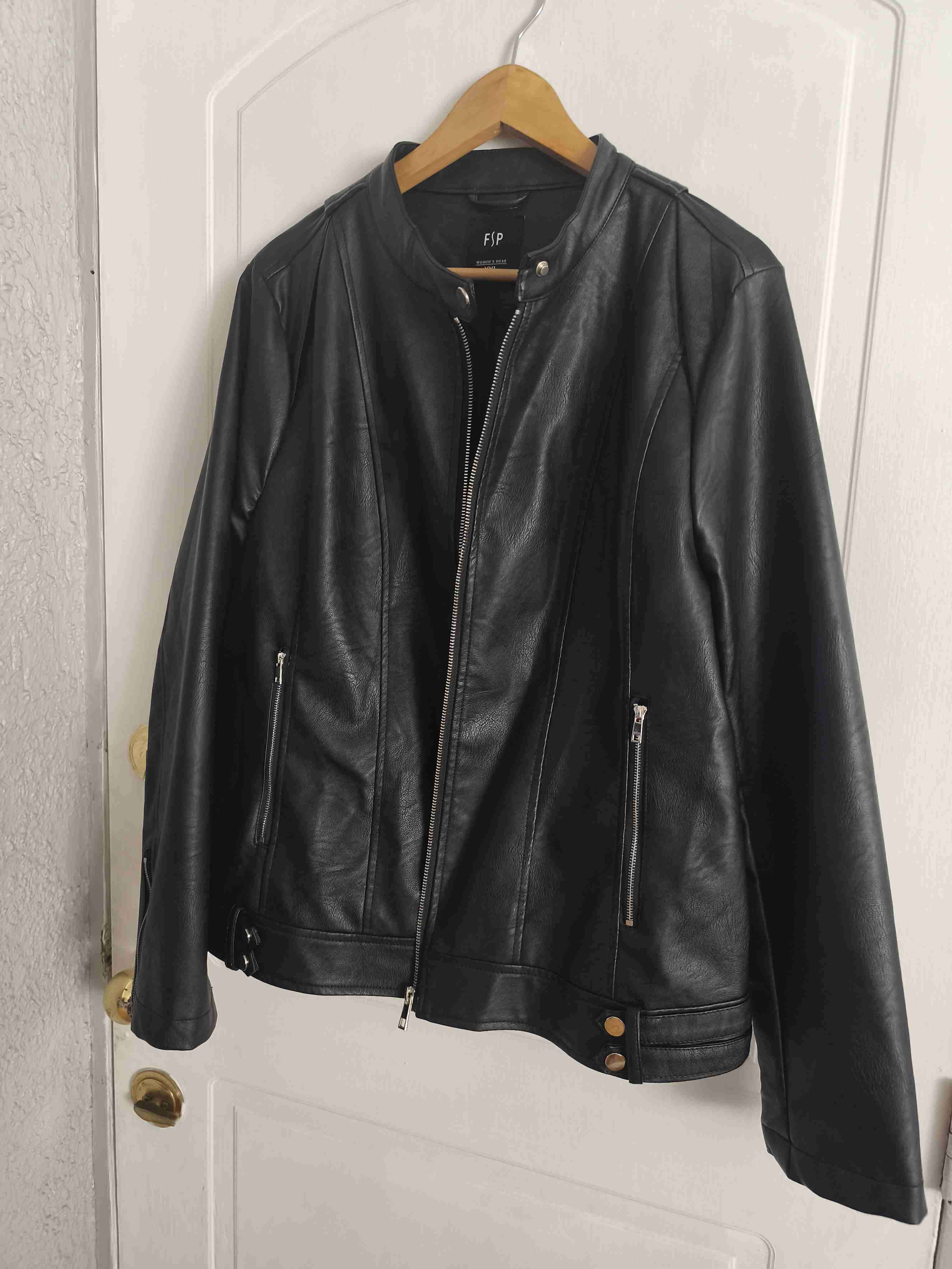 Chaqueta negra de cuero sintético - miniatura 4