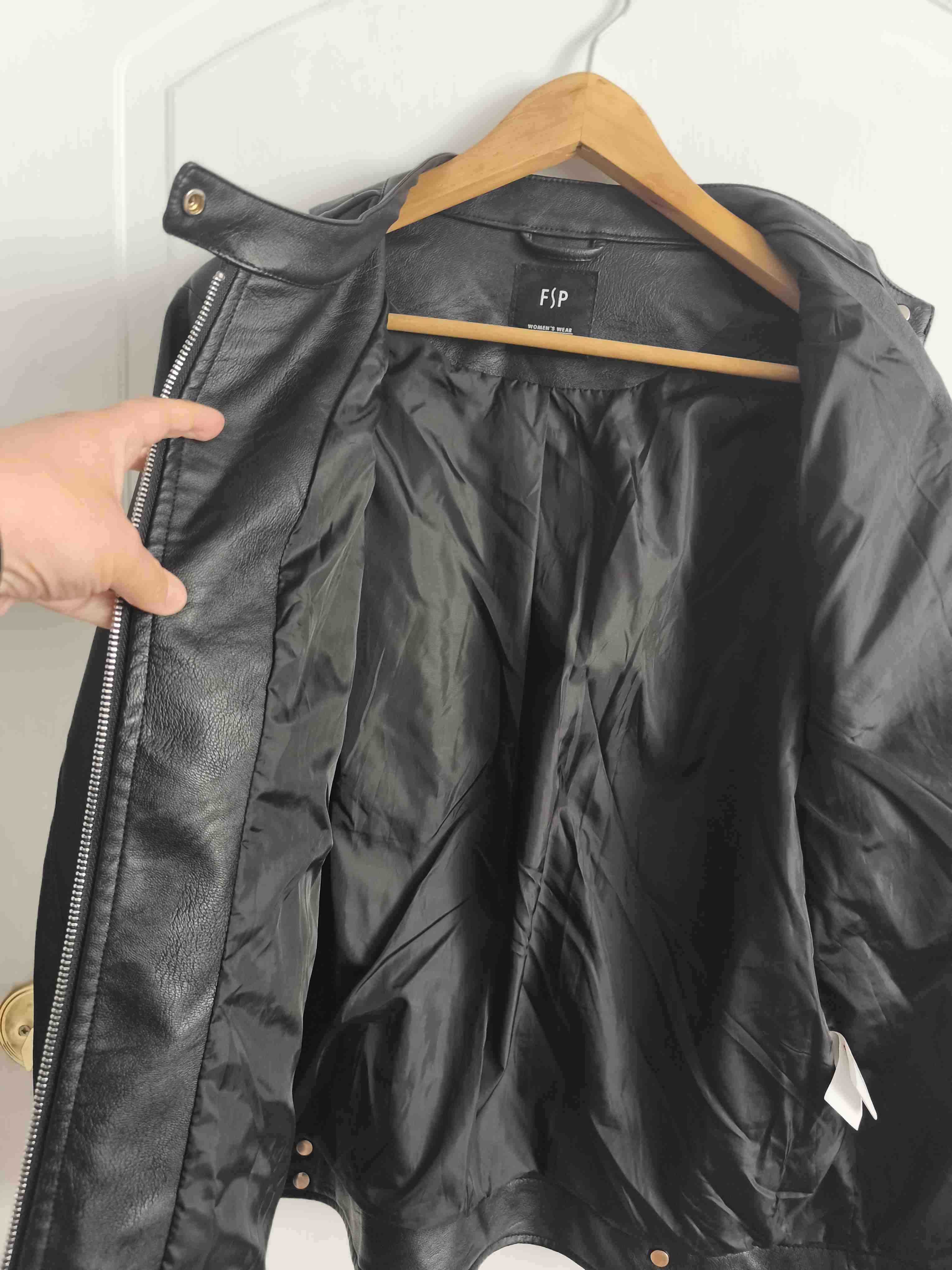 Chaqueta negra de cuero sintético - miniatura 6