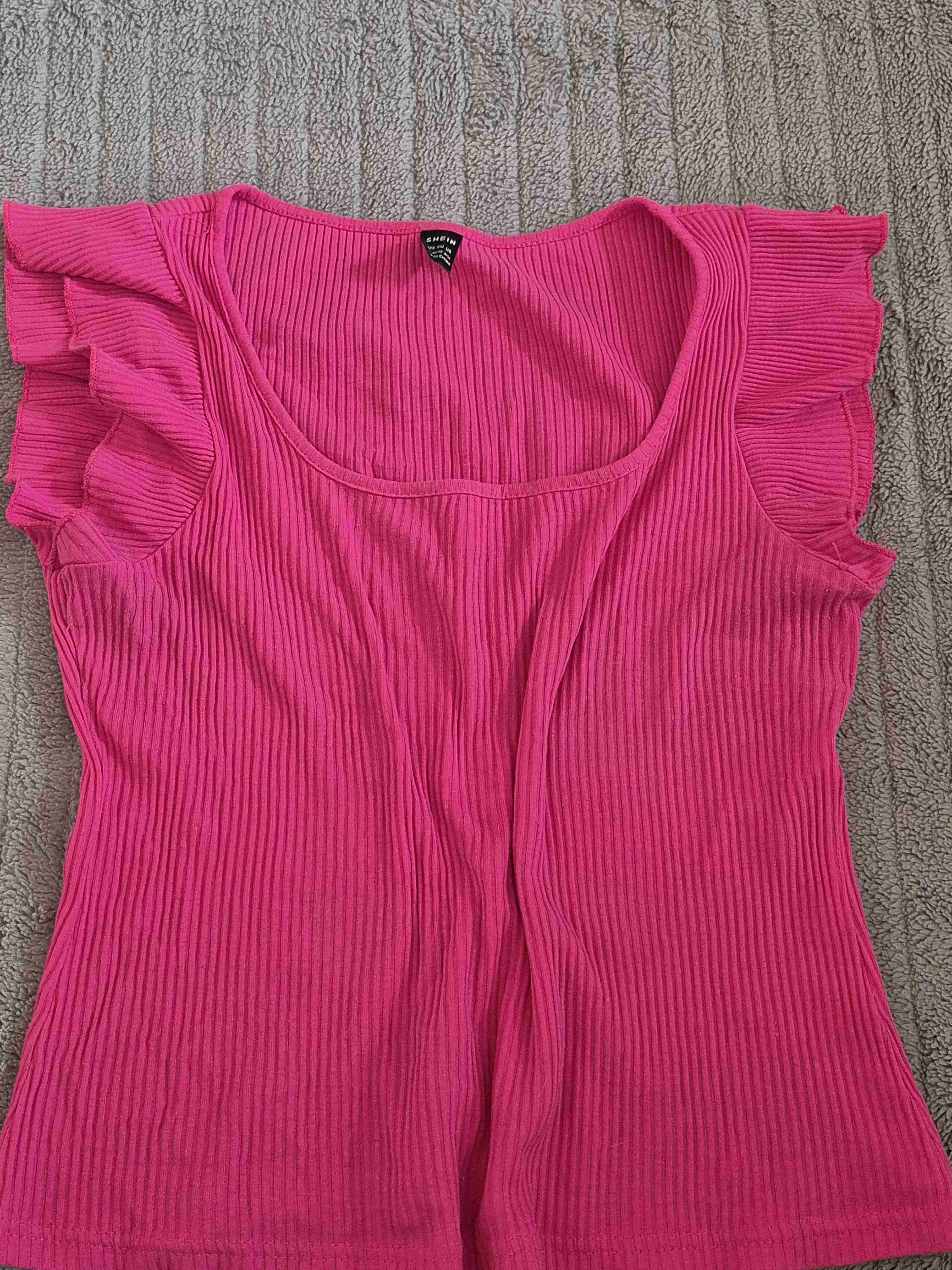 Polera rosada con volantes