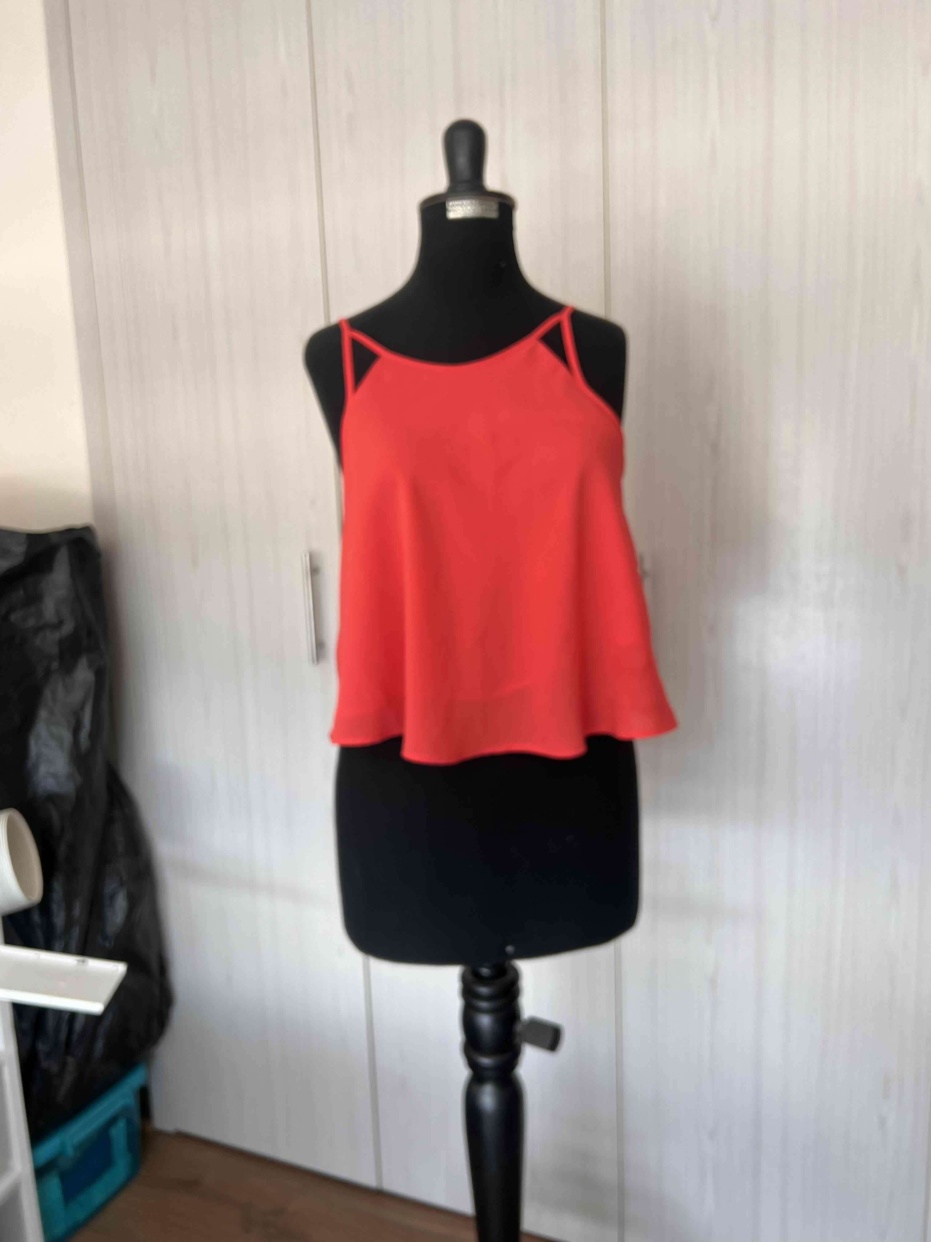 Top rojo con tirantes - miniatura 2
