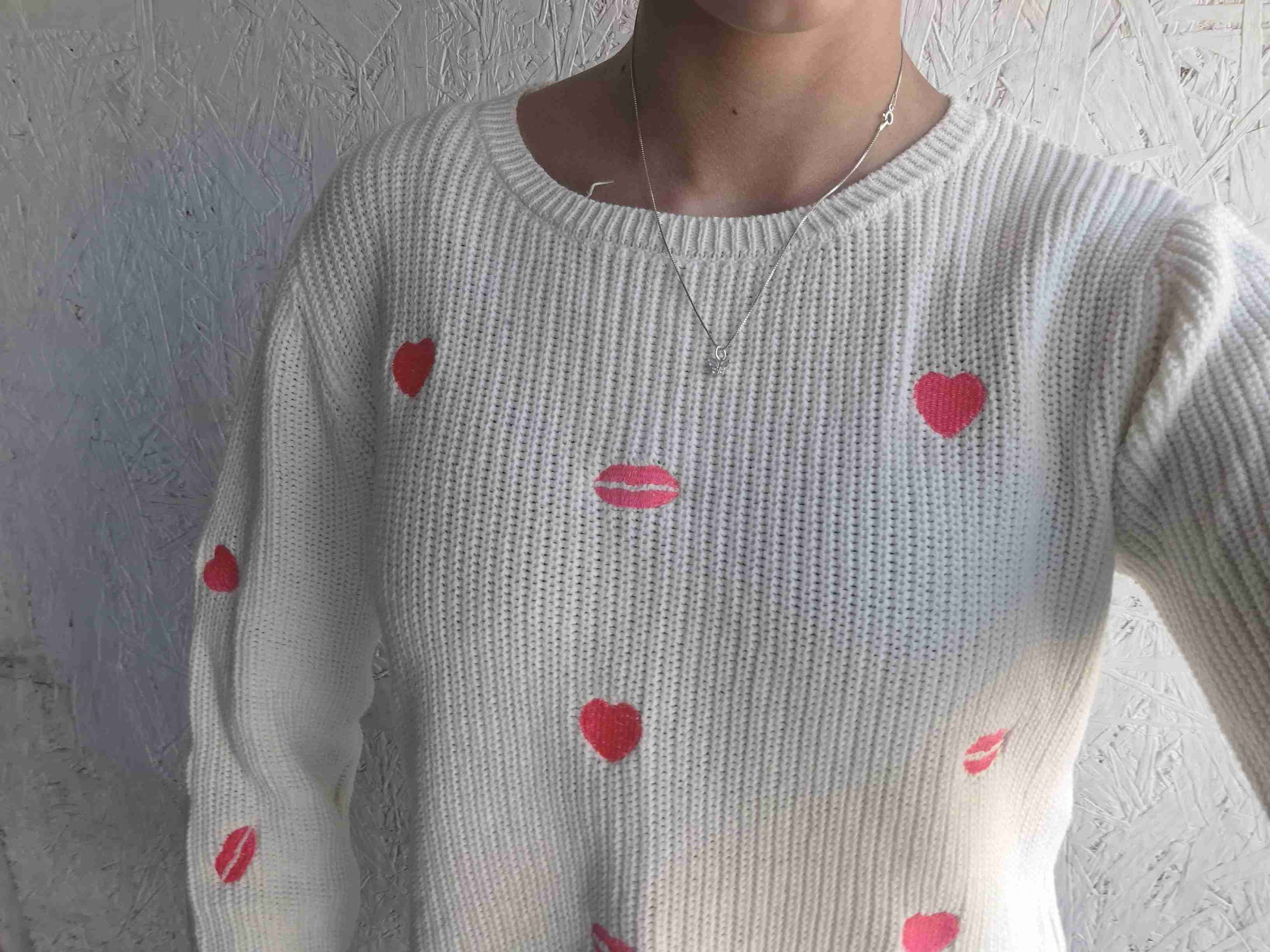Suéter blanco con corazones rojos - miniatura 1