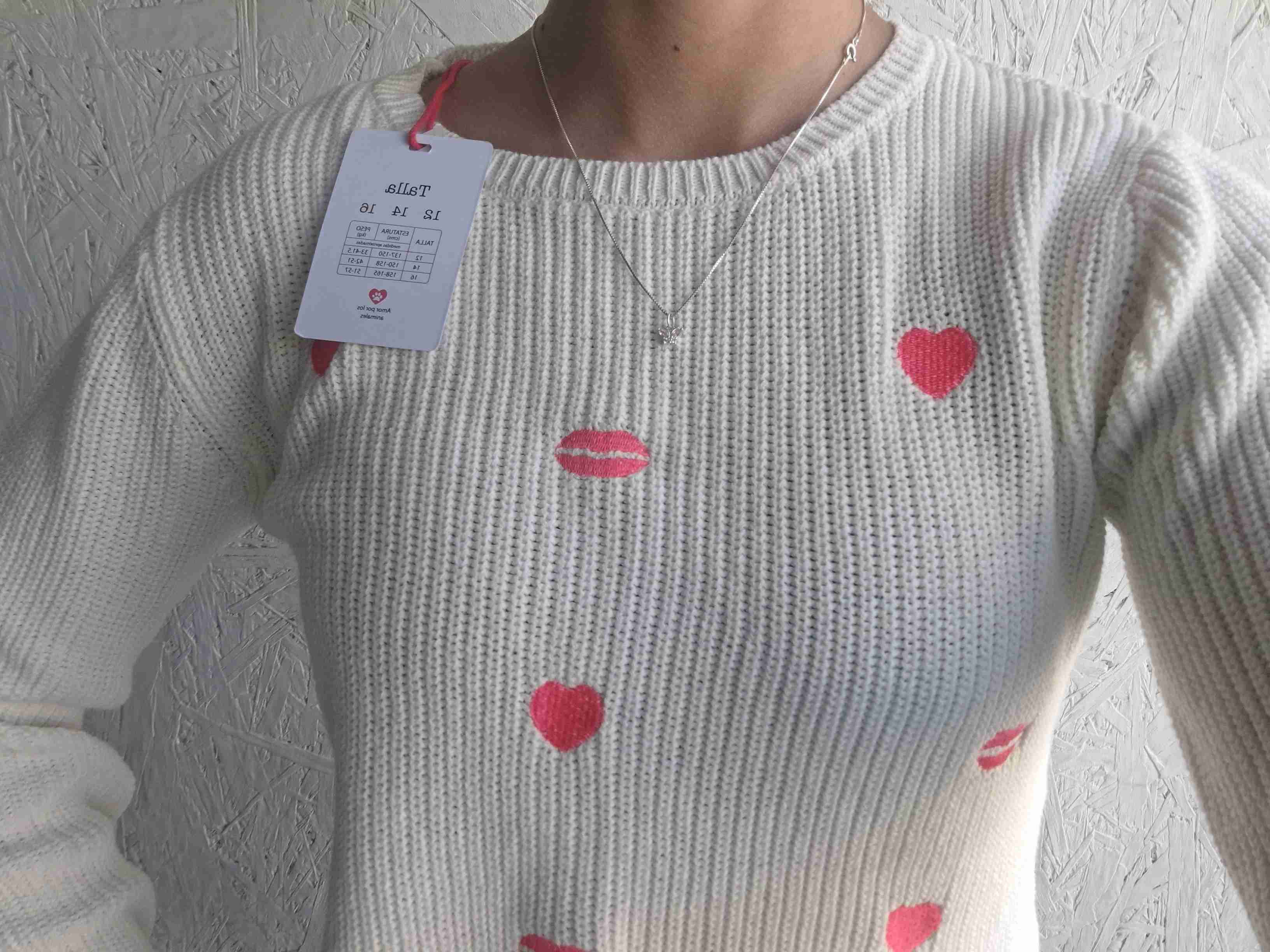 Suéter blanco con corazones rojos - miniatura 2