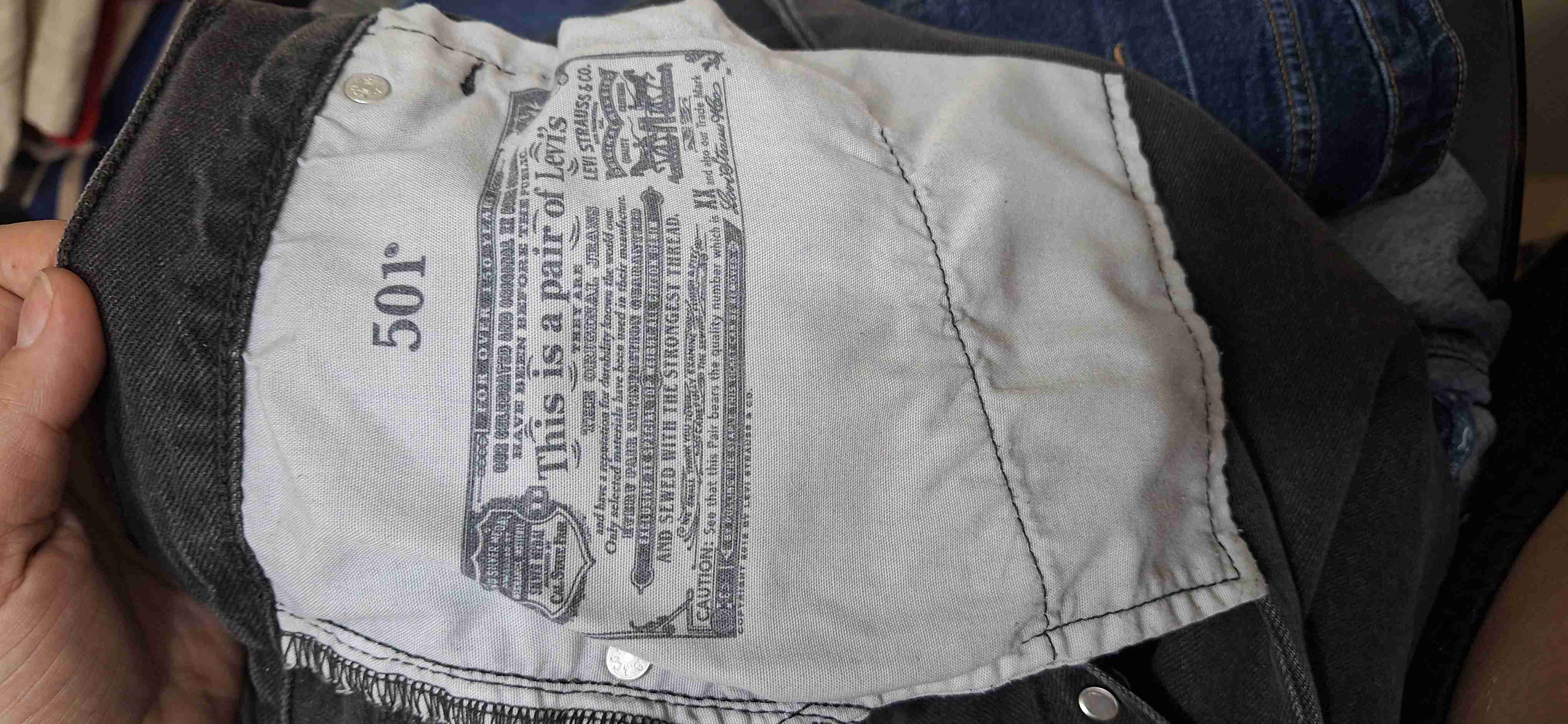 Jeans levis negros desgastados - miniatura 3