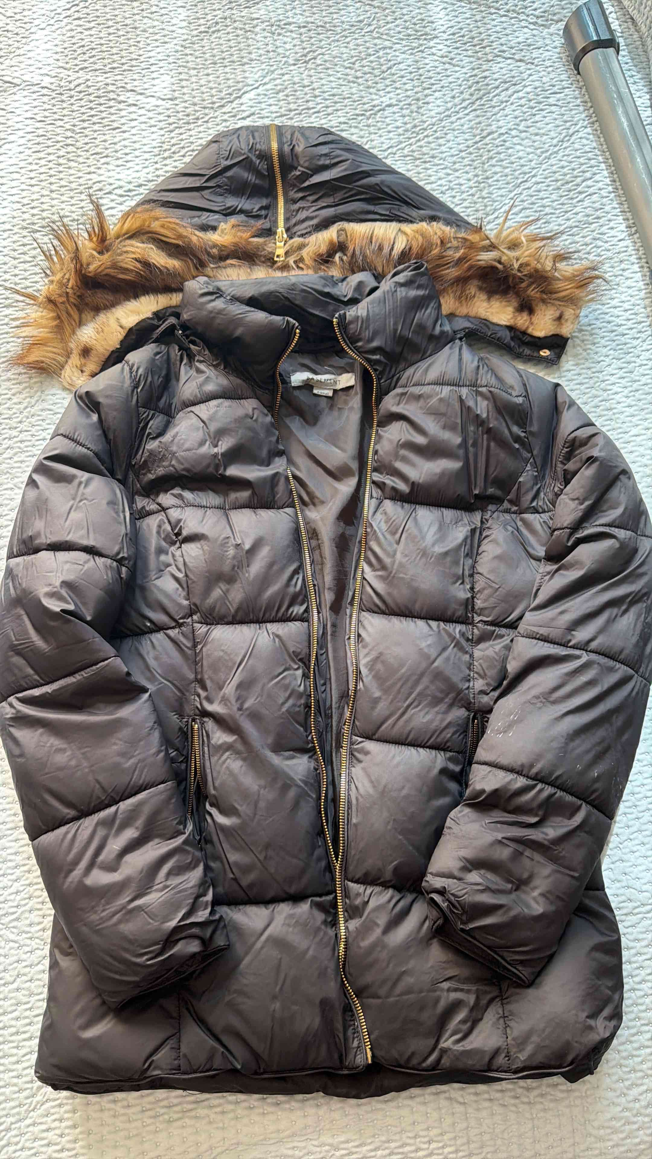 Parka negra con capucha de piel