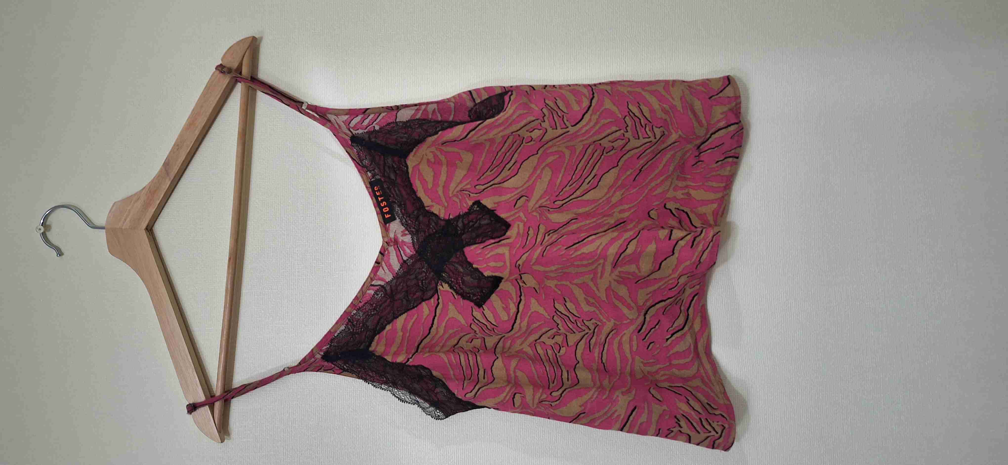 Top rosa con encaje negro