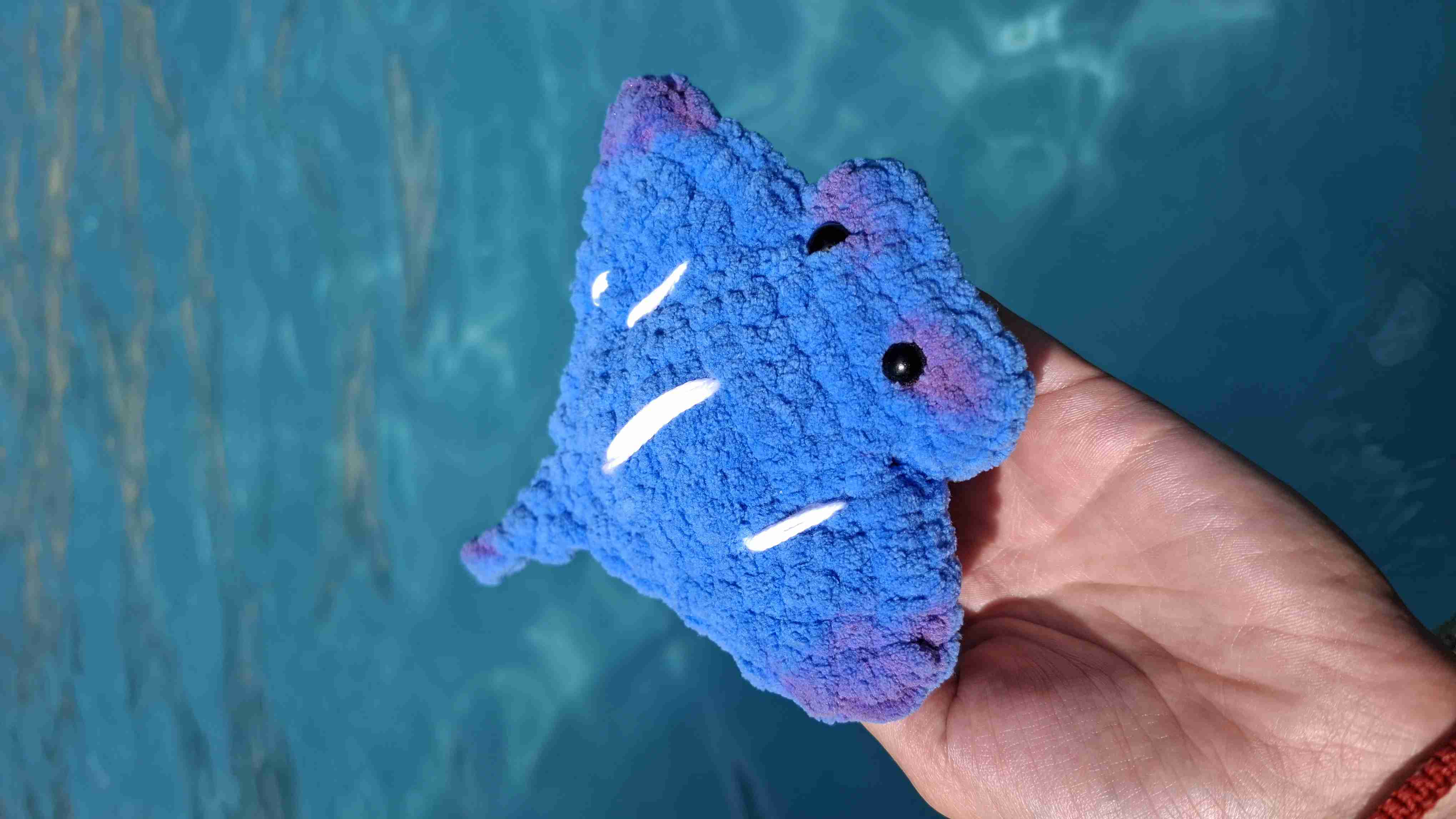 Amigurumi manta raya azul - miniatura 2