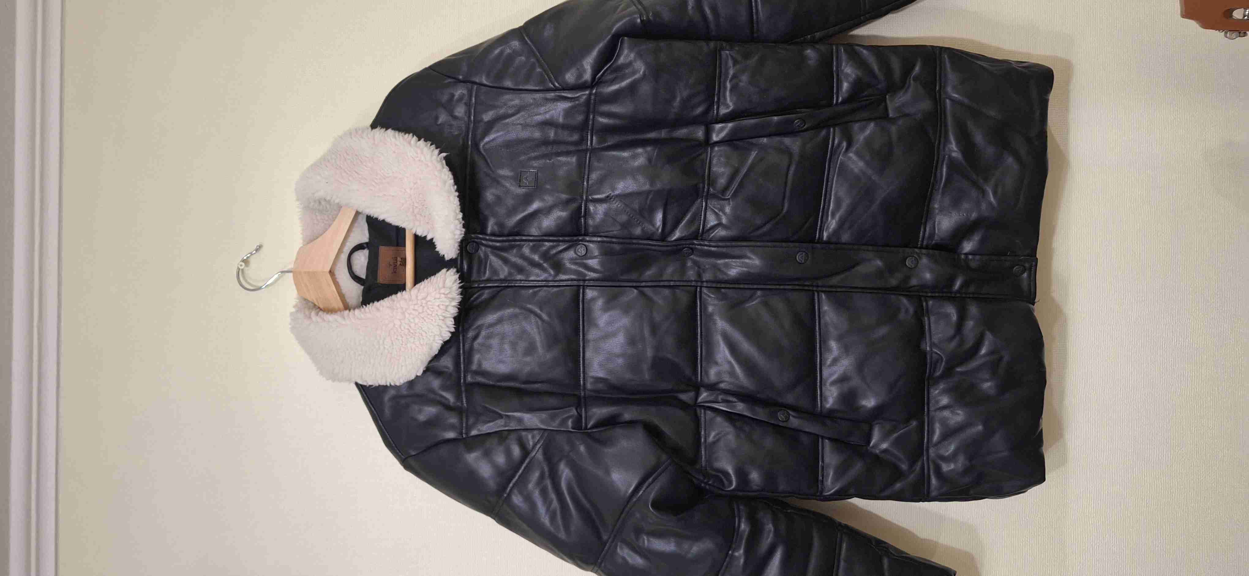 Chaqueta negra con cuello de chiporro