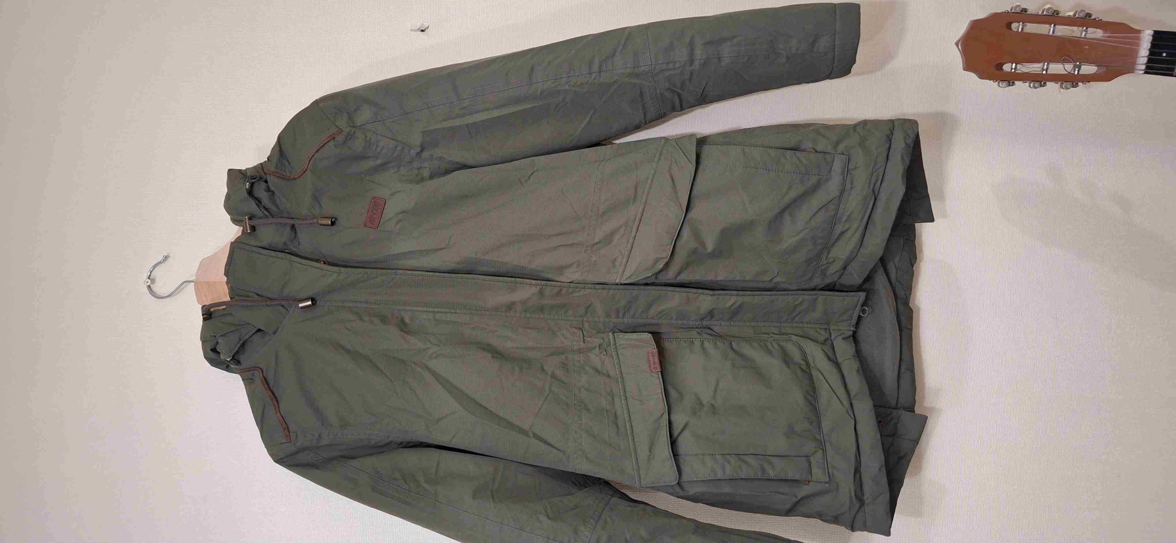 Chaqueta verde con capucha - miniatura 1