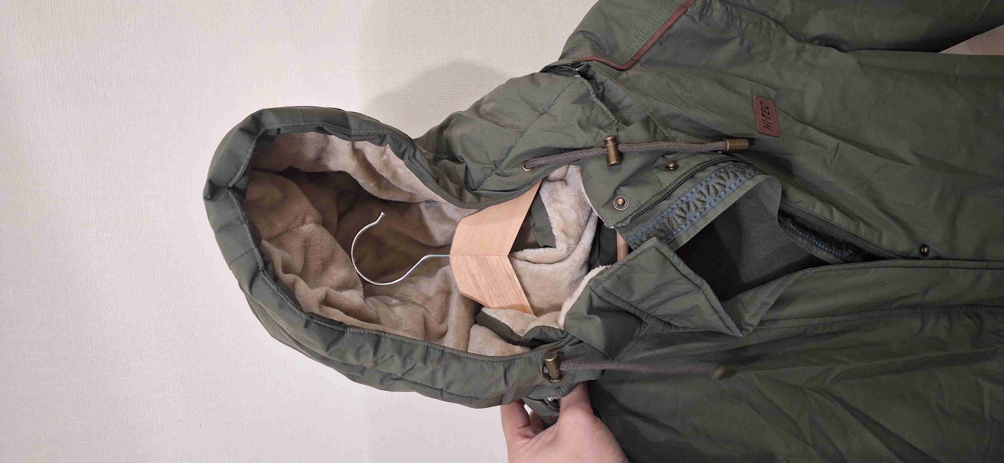Chaqueta verde con capucha - miniatura 2