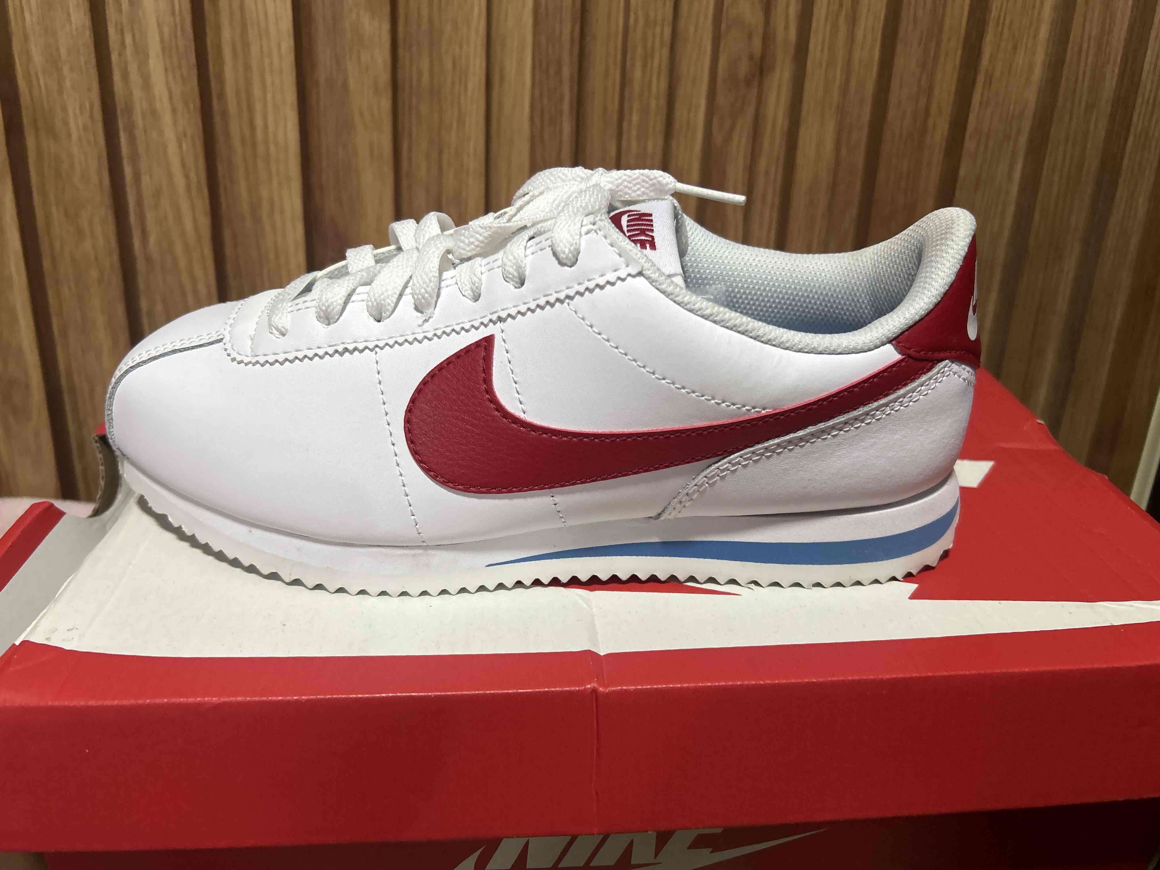 Zapatillas deportivas blancas y rojas - miniatura 1