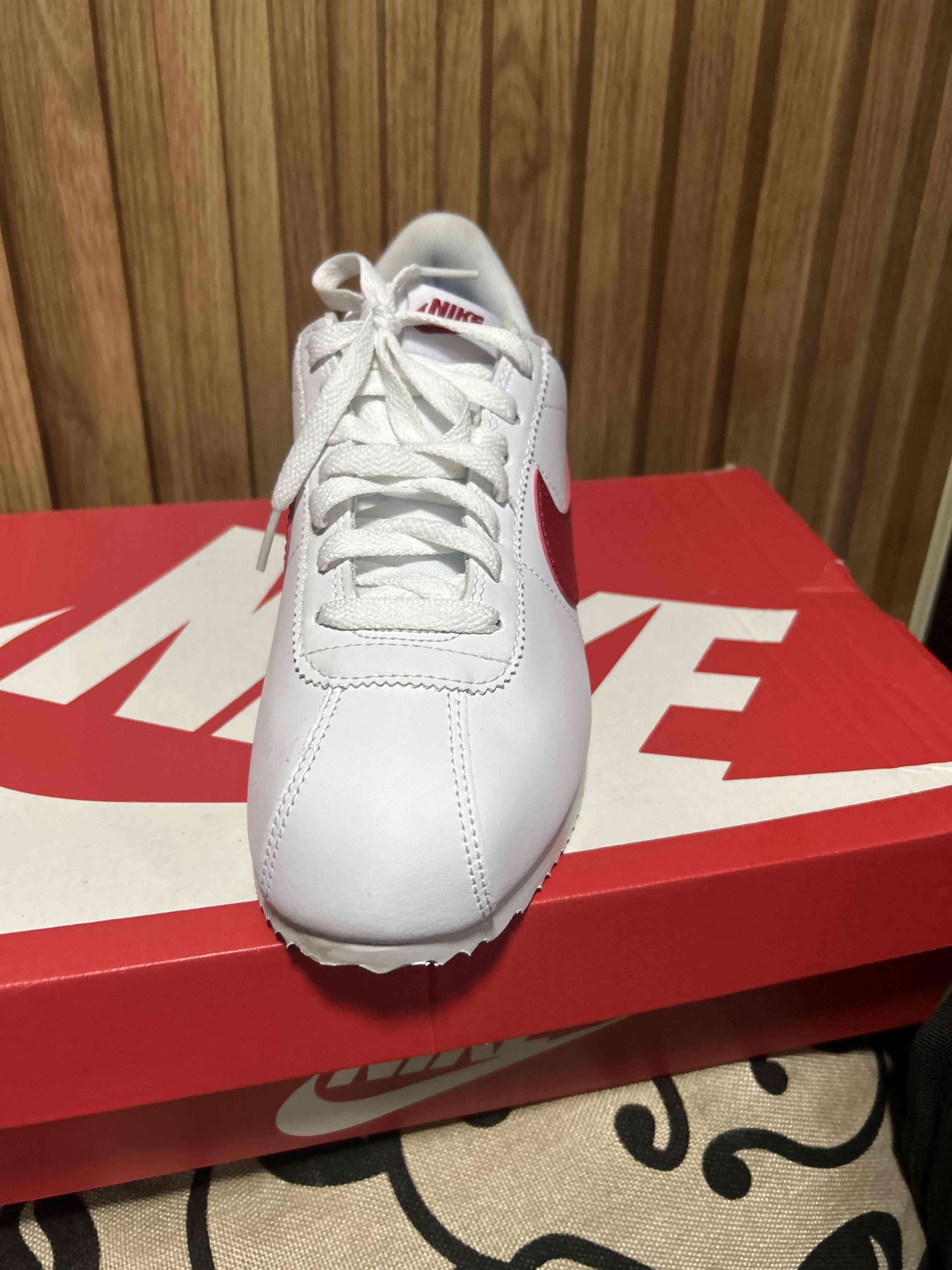 Zapatillas deportivas blancas y rojas - miniatura 2