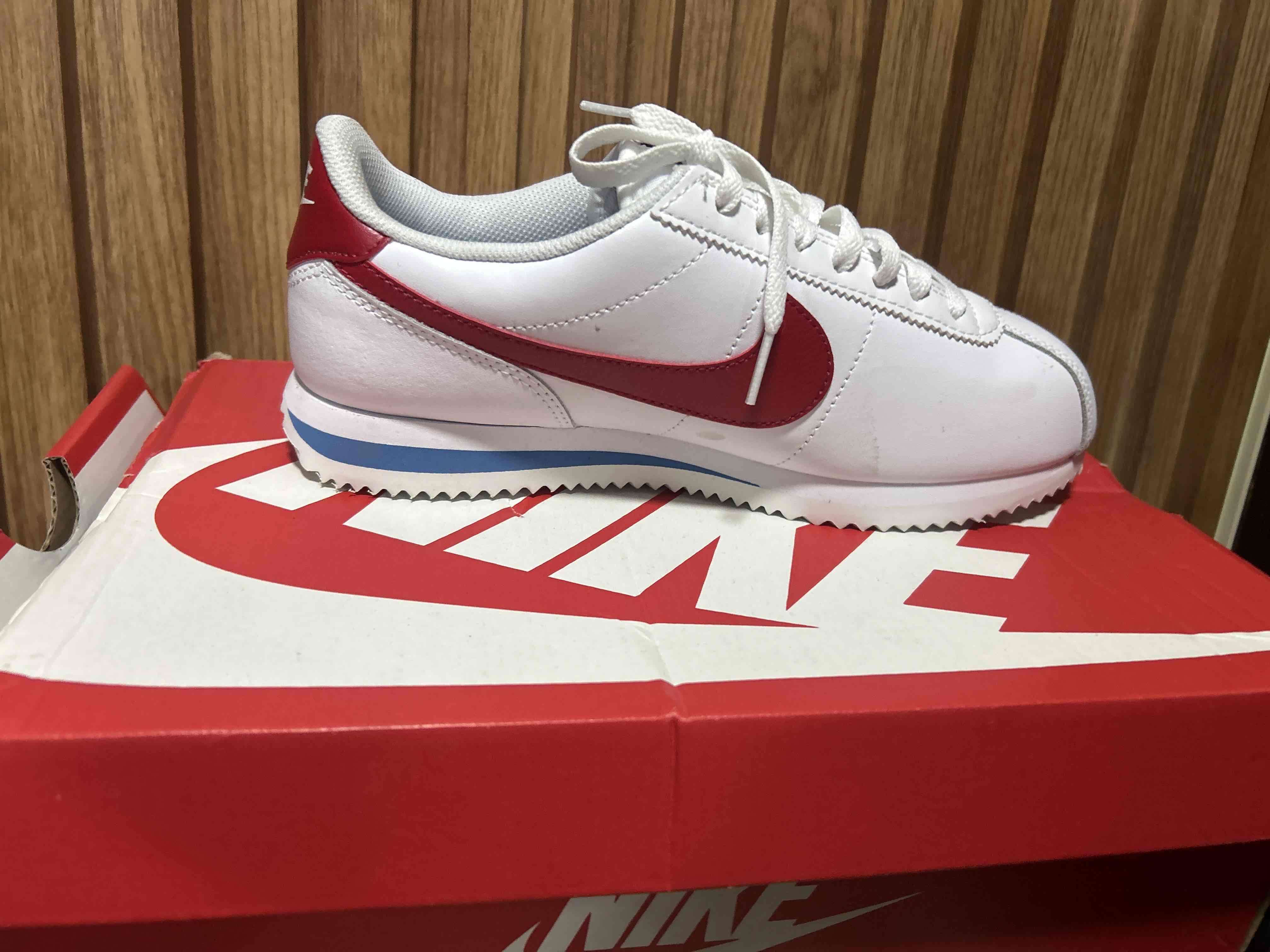 Zapatillas deportivas blancas y rojas - miniatura 3