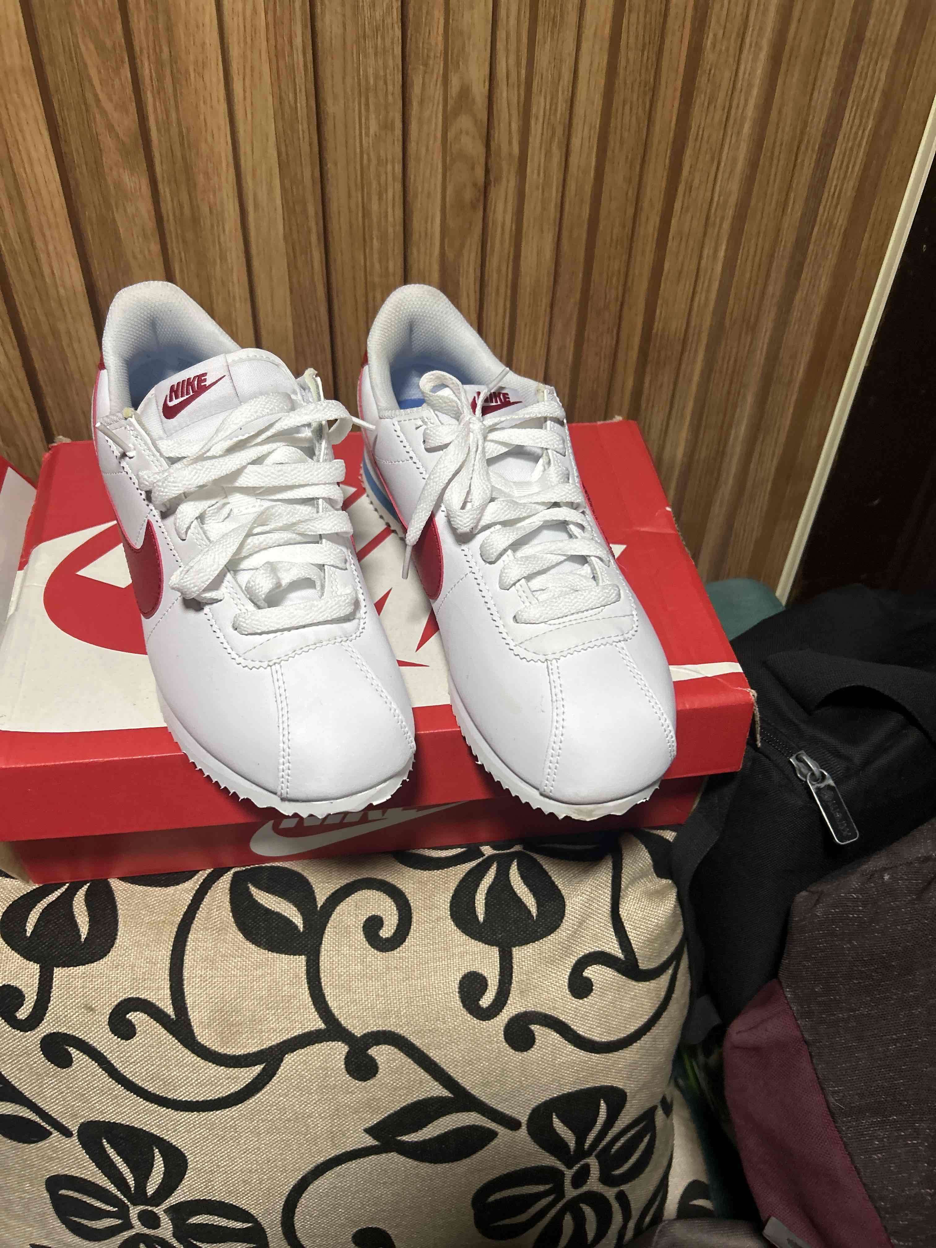 Zapatillas deportivas blancas y rojas - miniatura 4